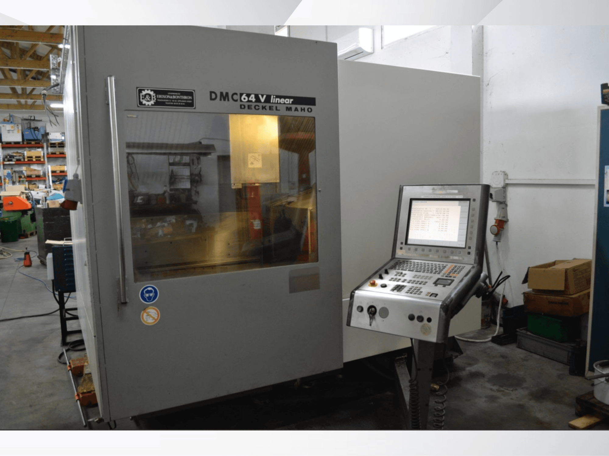 Centro de mecanizado vertical lineal DMG DECKEL MAHO DMC 64V, vista frontal que muestra el panel de control y el espacio de trabajo.