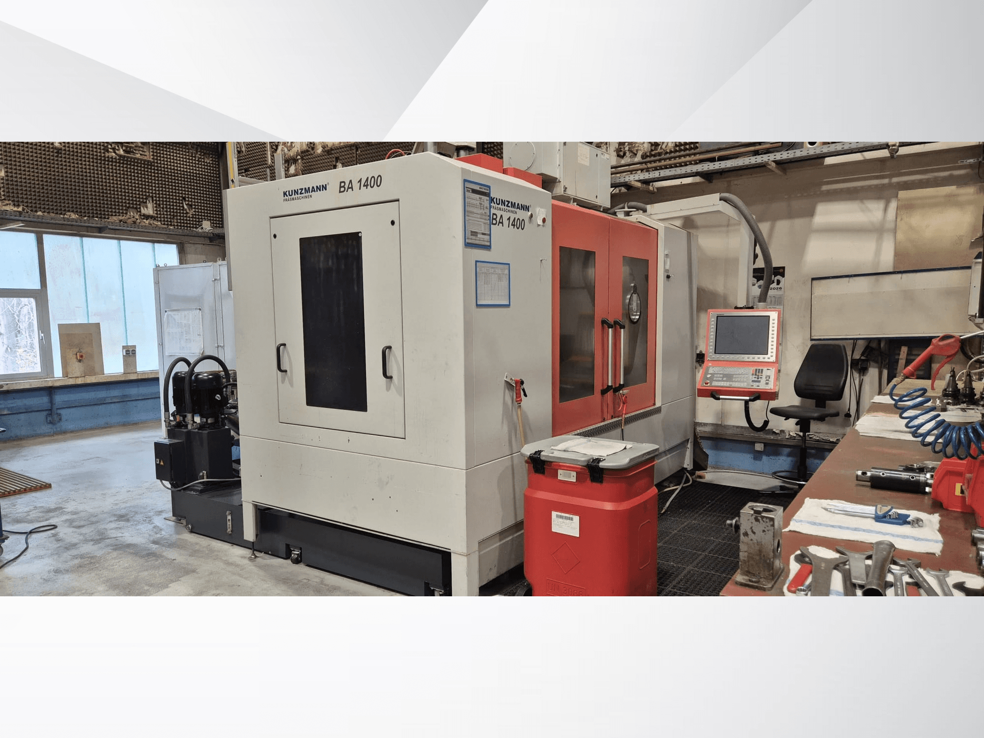 Centro de mecanizado vertical KUNZMANN BA1400 en un taller; vista lateral en la que se aprecian el panel de control y las herramientas que lo rodean.