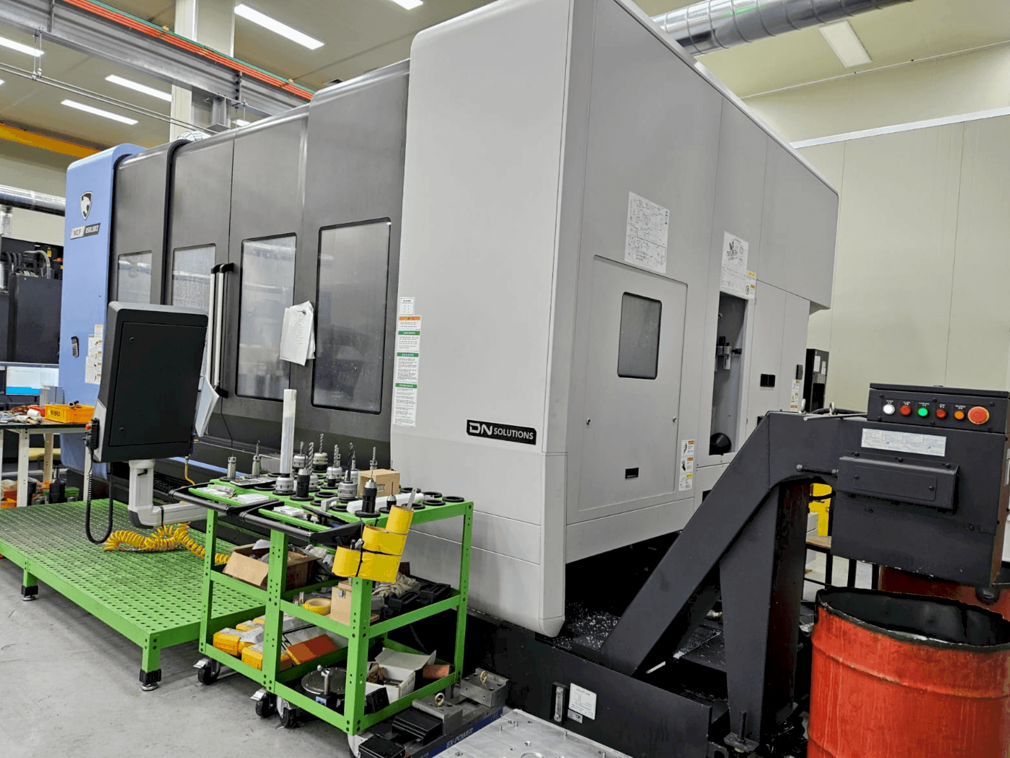 Vista frontal de la máquina DN SOLUTIONS VCF 850LSRII