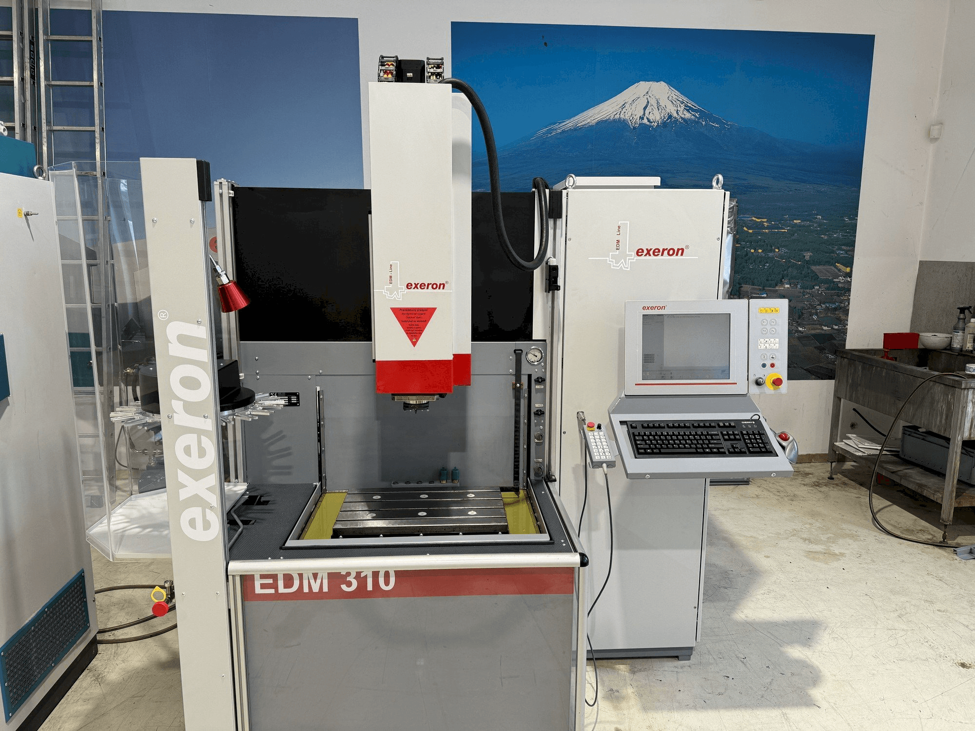 Vista frontal de la máquina Exeron EDM 310 MF 20