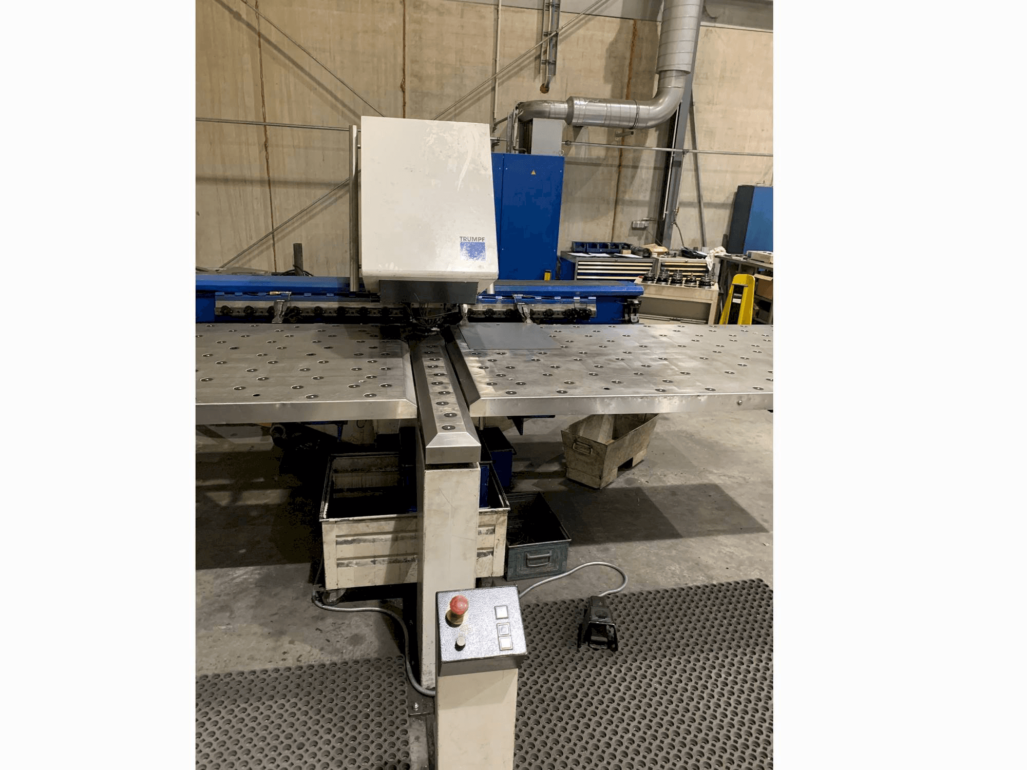 Vista frontal de la máquina Trumpf Trumatic 200