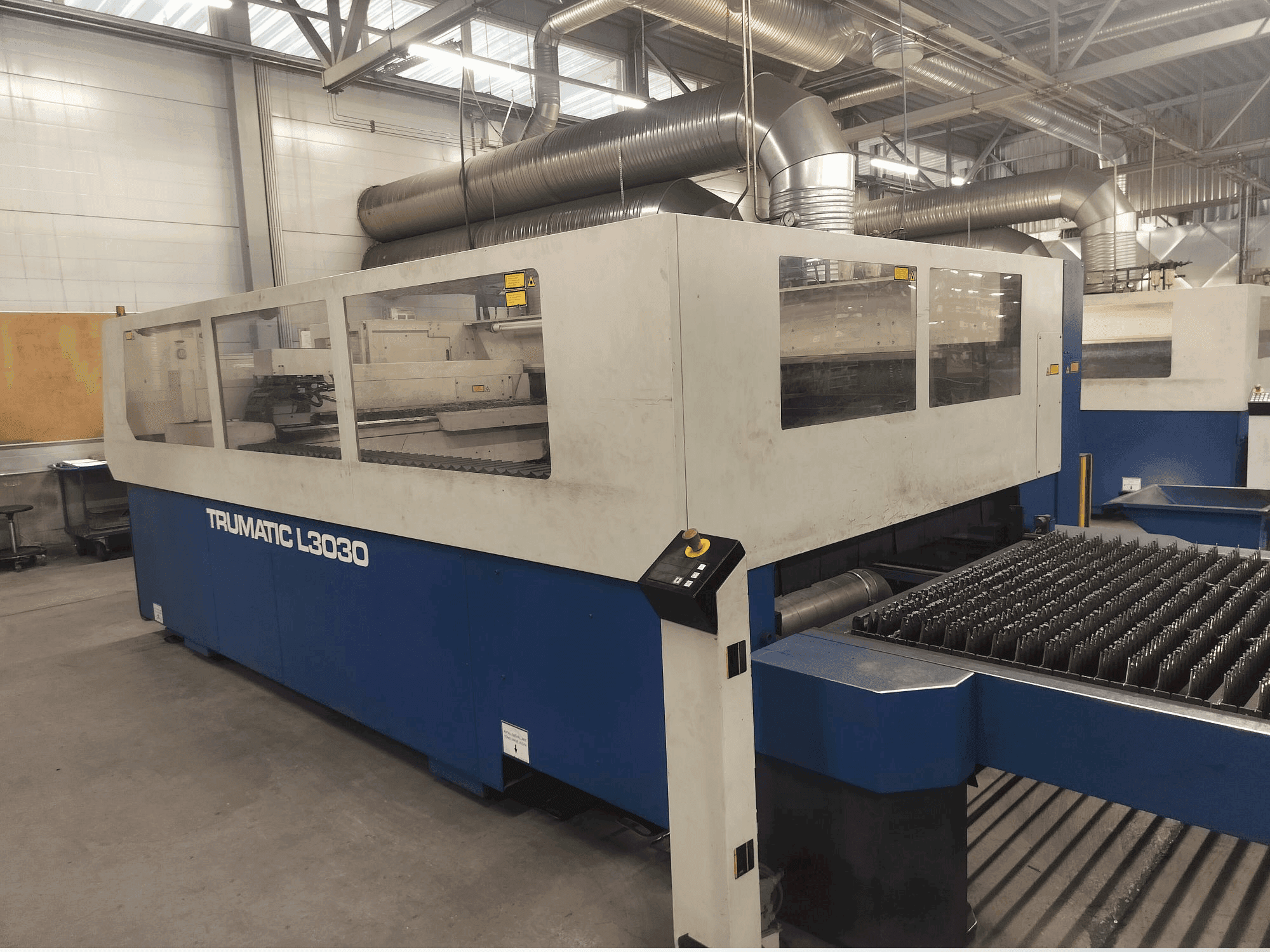 Vista frontal de la máquina TRUMPF Trumatic L3030