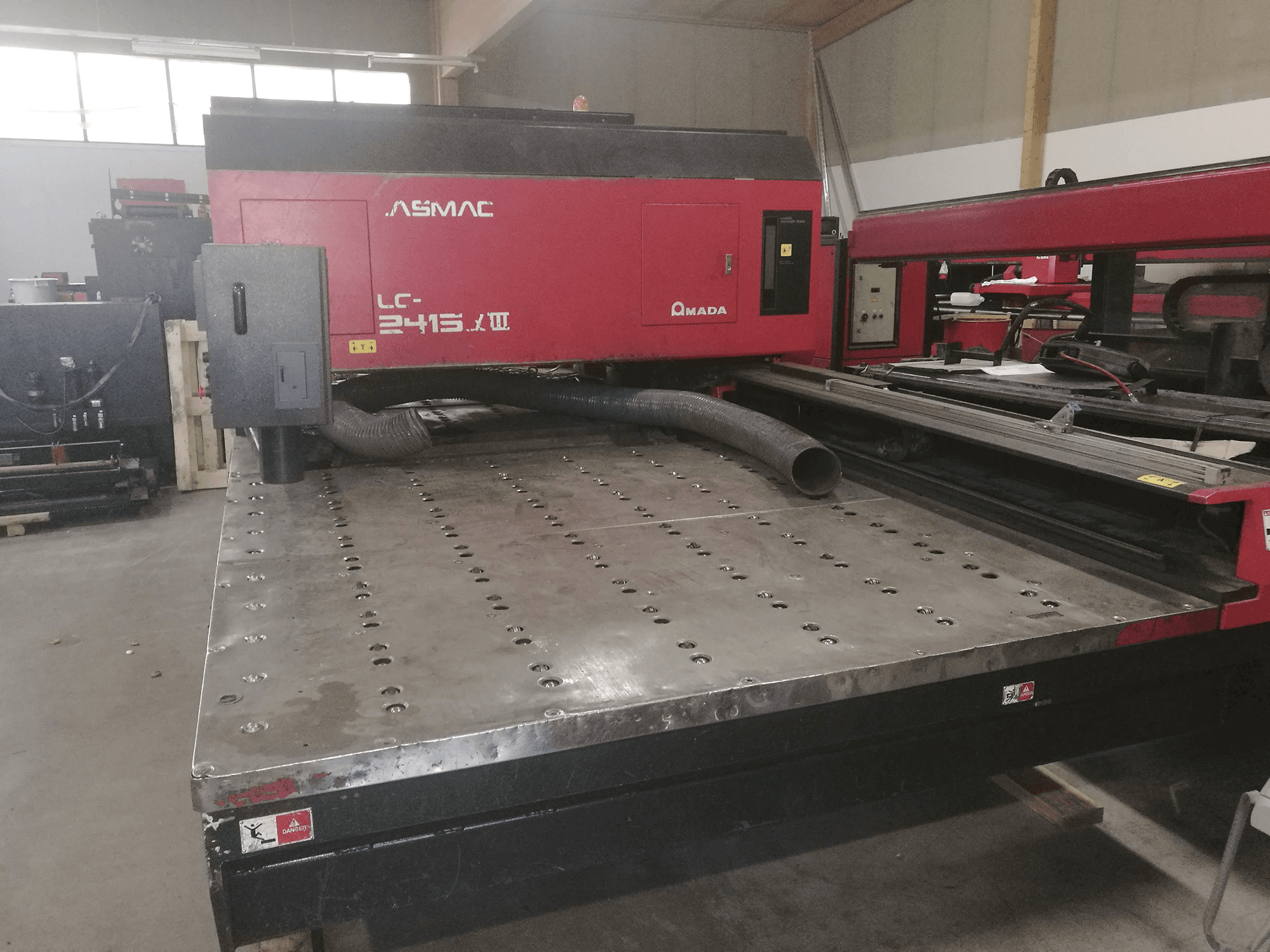 Vista frontal de la máquina AMADA LC 2415 α3