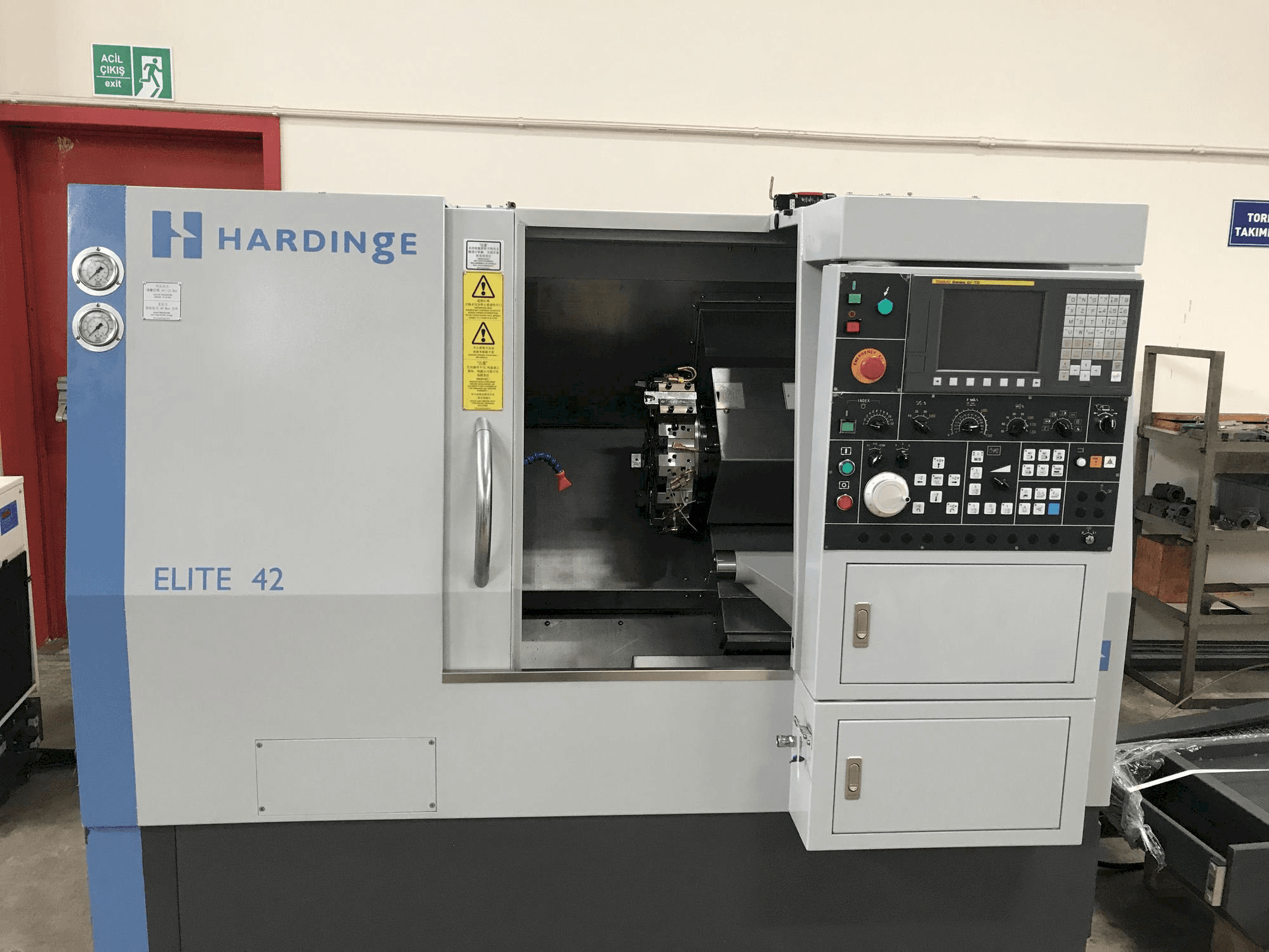 Vista frontal de la máquina HARDINGE Elite 42