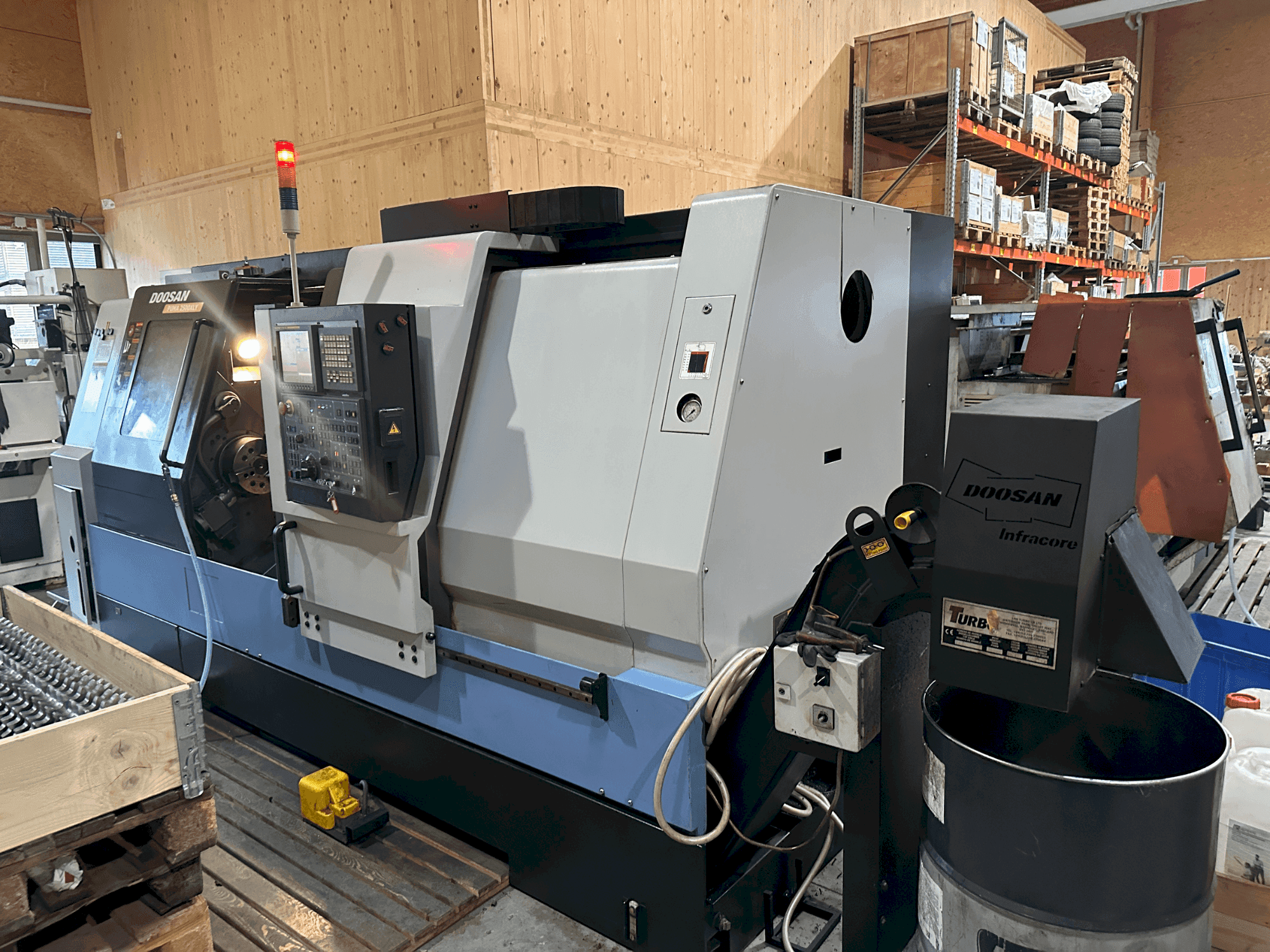 Vista frontal de la máquina DOOSAN Puma 2500XLY