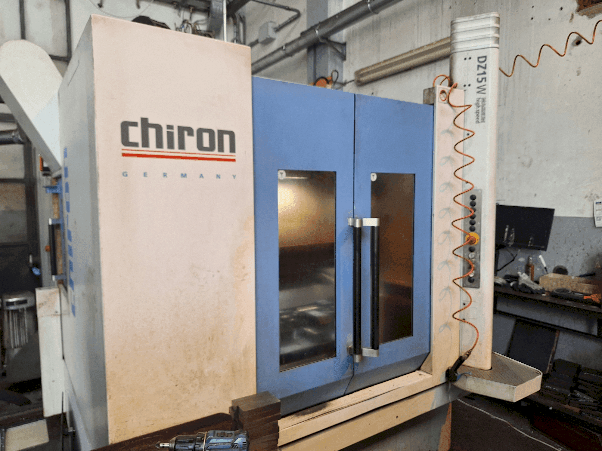 Vista frontal de la máquina CHIRON DZ15W Magnum