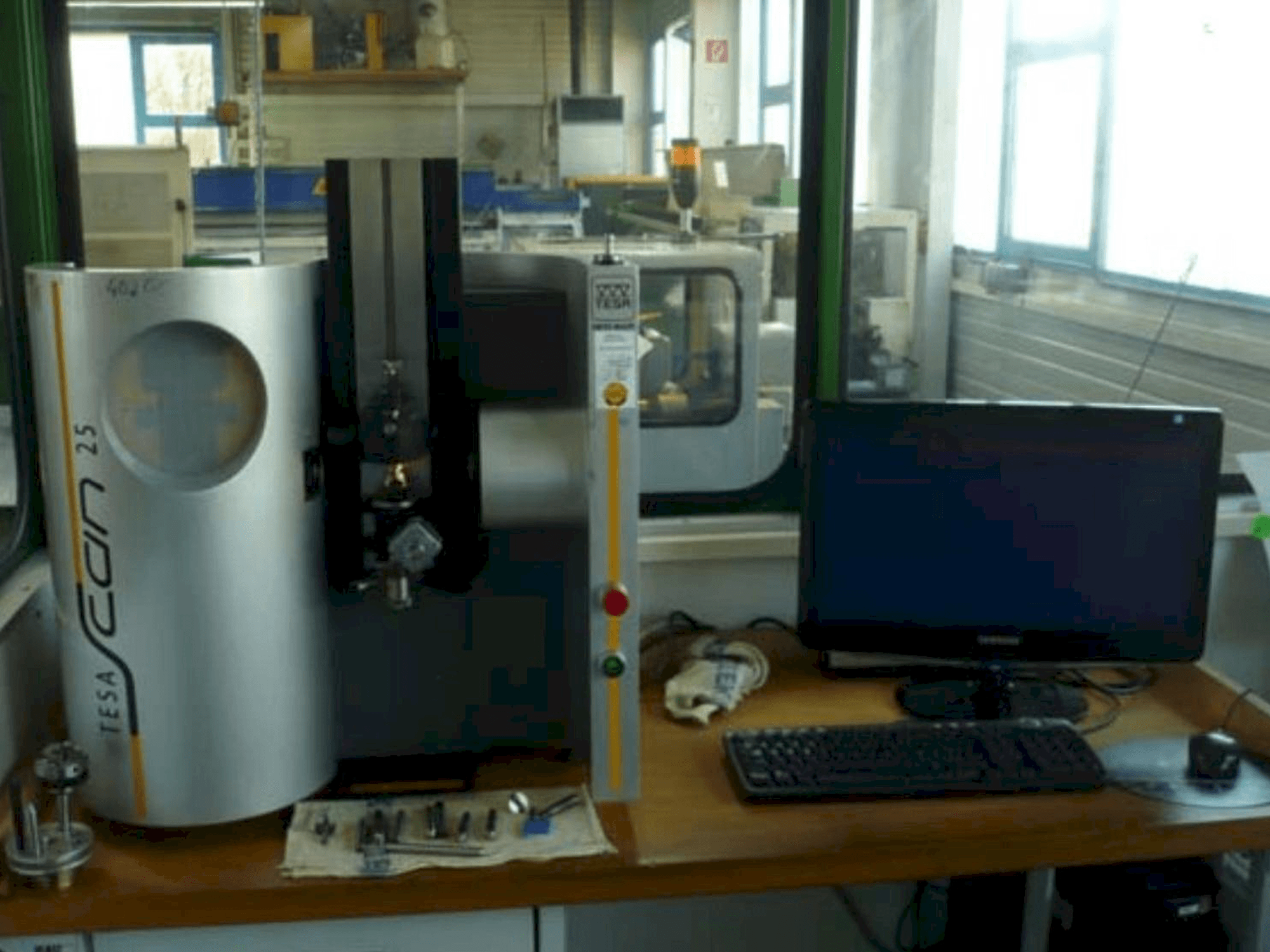 Vista frontal de la máquina TESA Scan 25