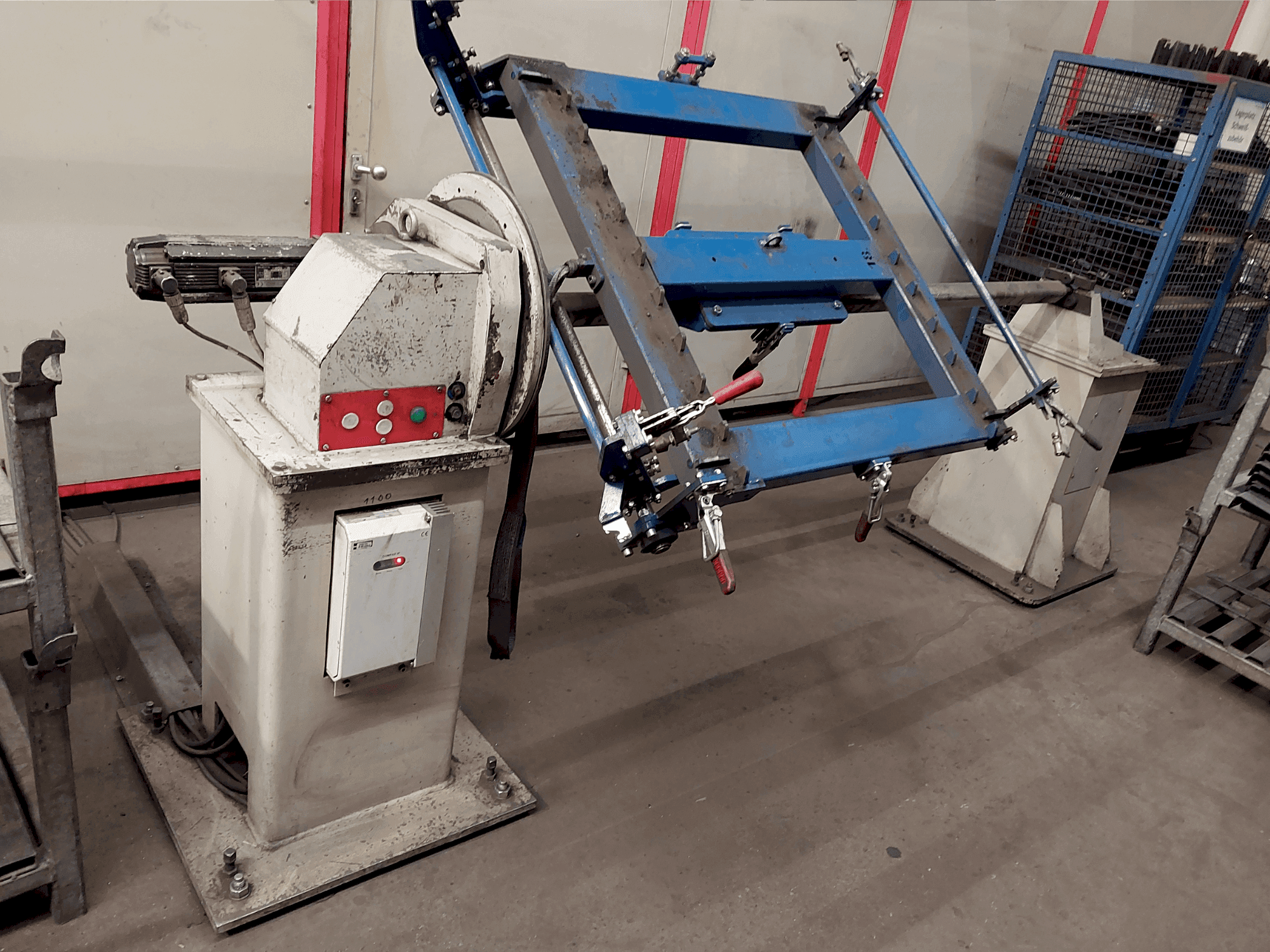 Vista frontal de la máquina IGM Welding Robot System
