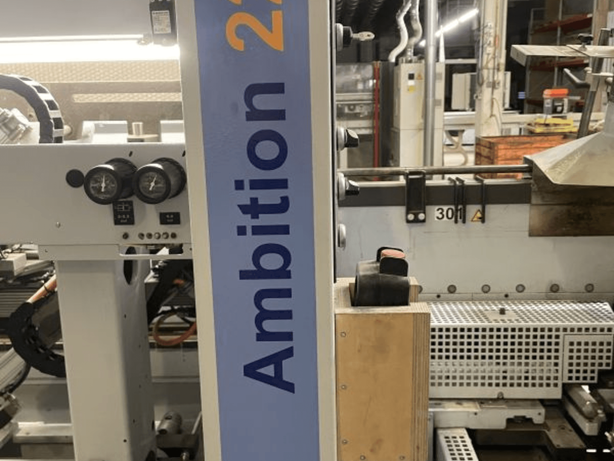 Vista frontal de la chapadora de cantos HOMAG KAL 210 Ambition 2264, mostrando los diales, controles y el panel lateral con la marca.