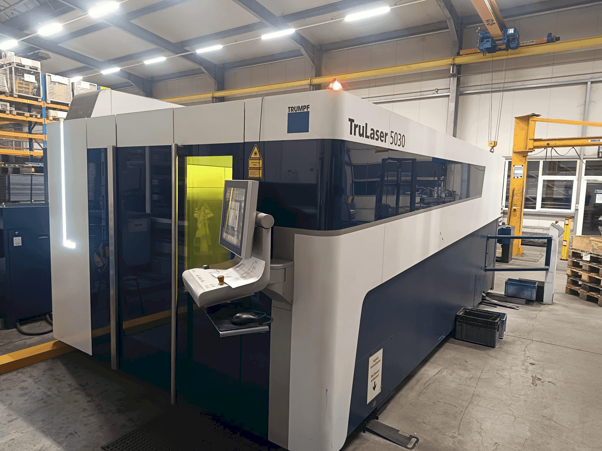 Vista frontal de la máquina TRUMPF Trulaser 5030 Fiber