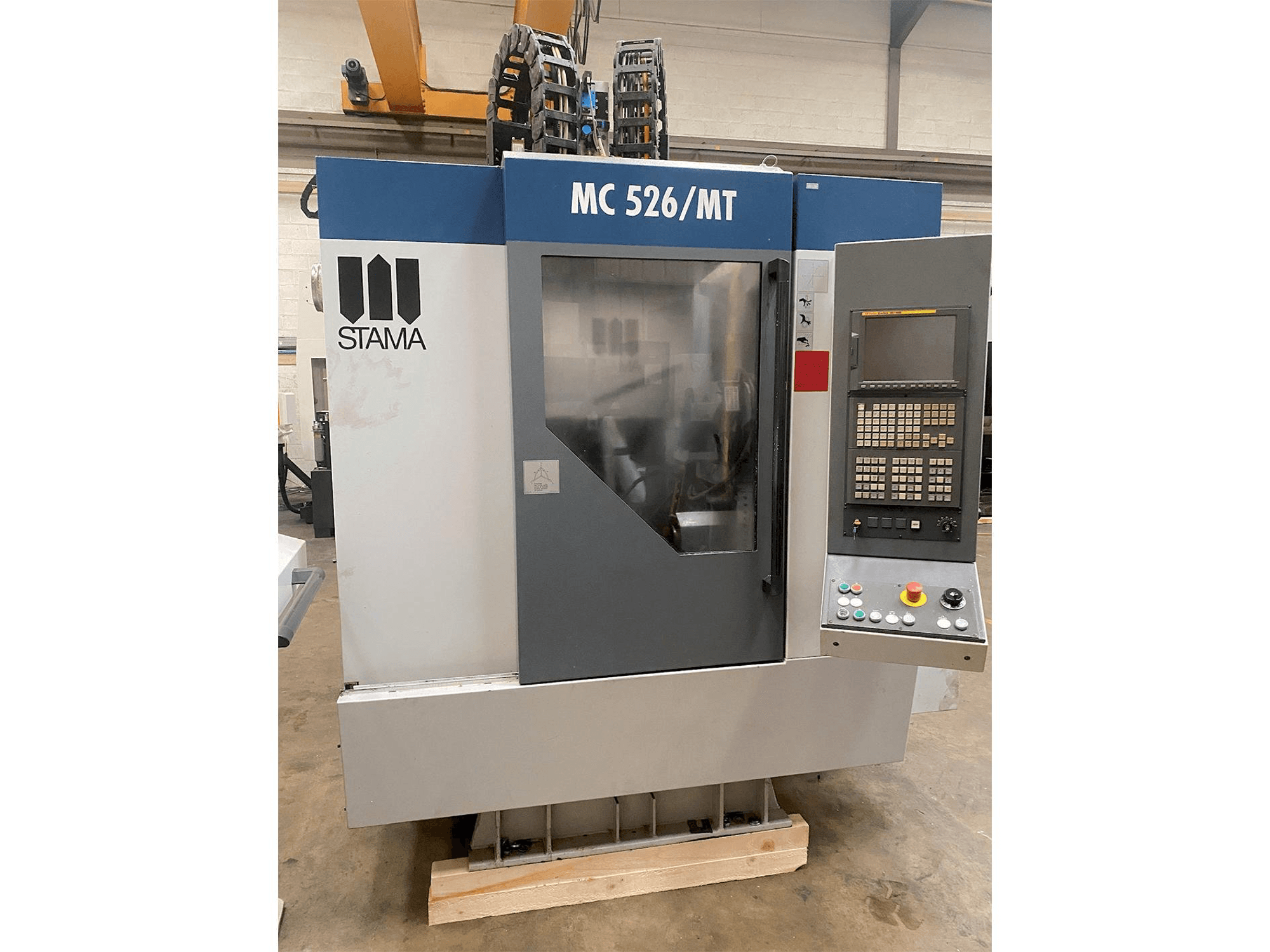 Vista frontal de la máquina STAMA MC 526
