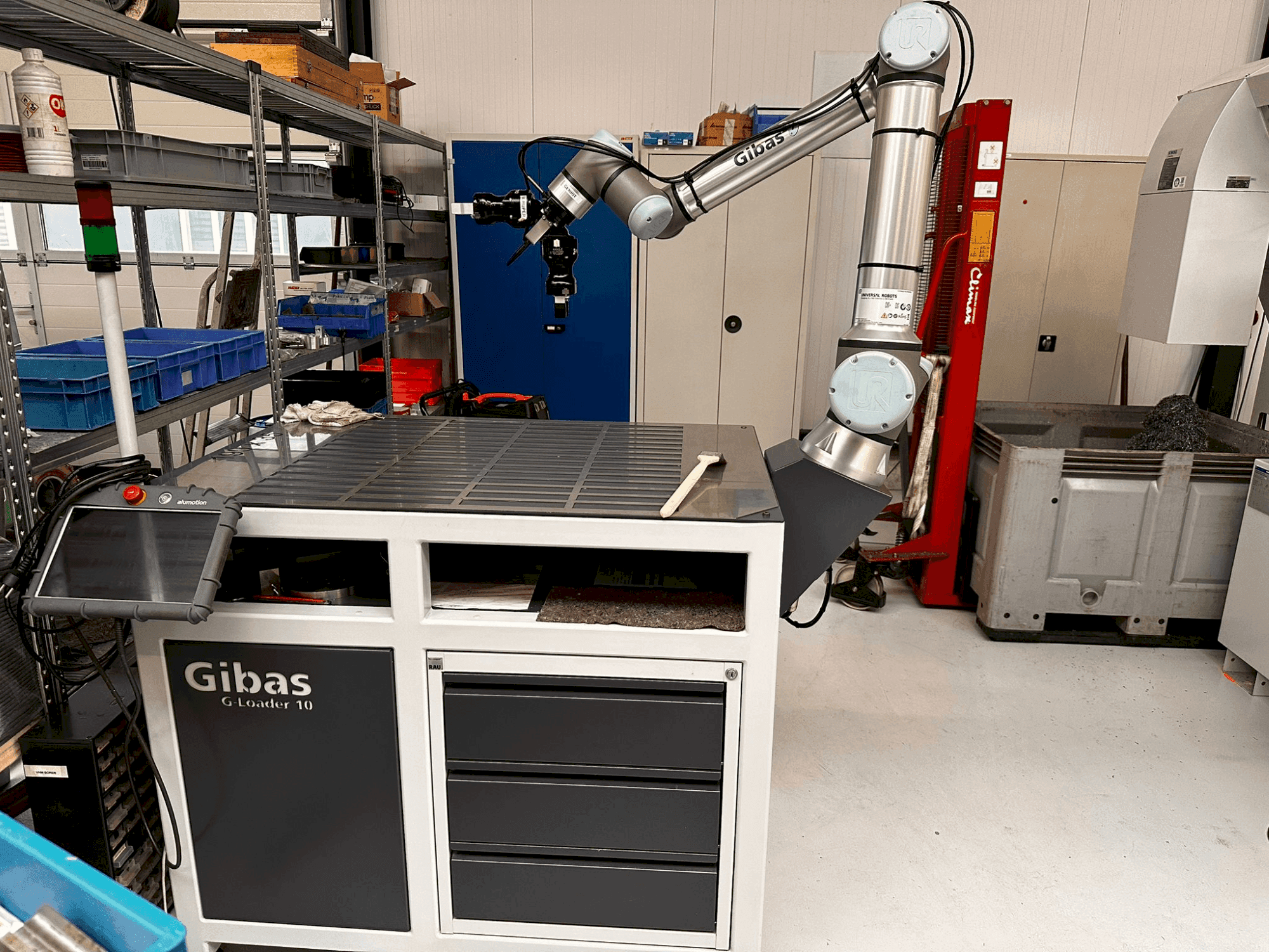 Vista frontal de la máquina Universal Robots UR10e-Serie