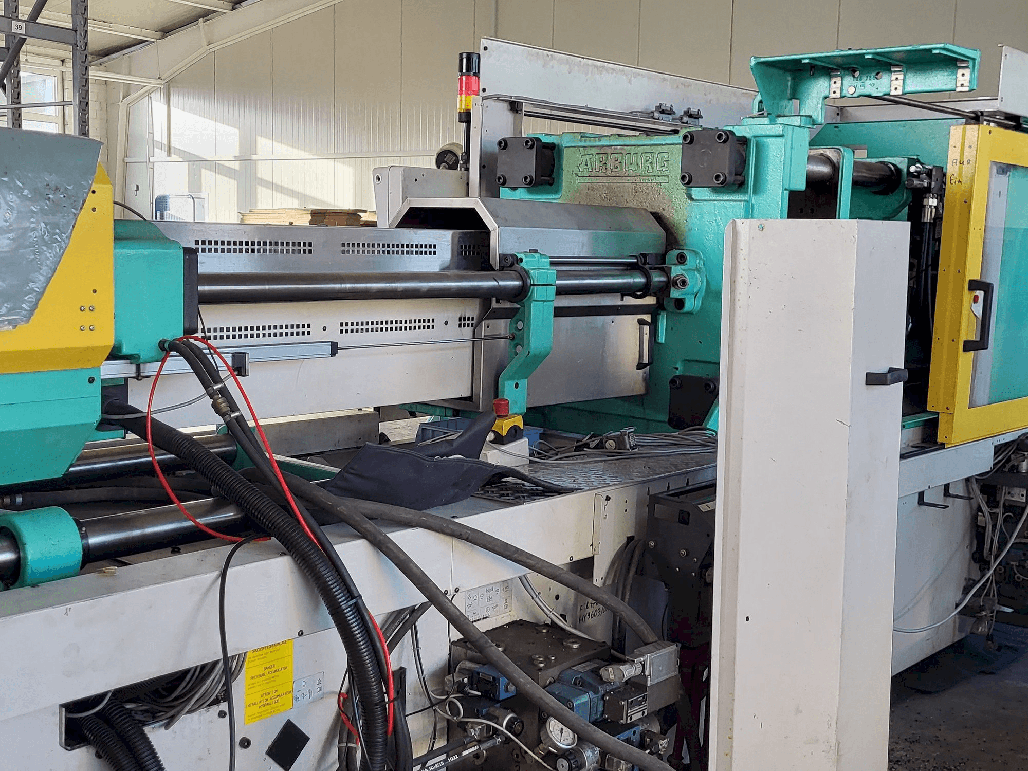 Vista izquierda de la máquina Arburg Allrounder Centex 570C2200-1300