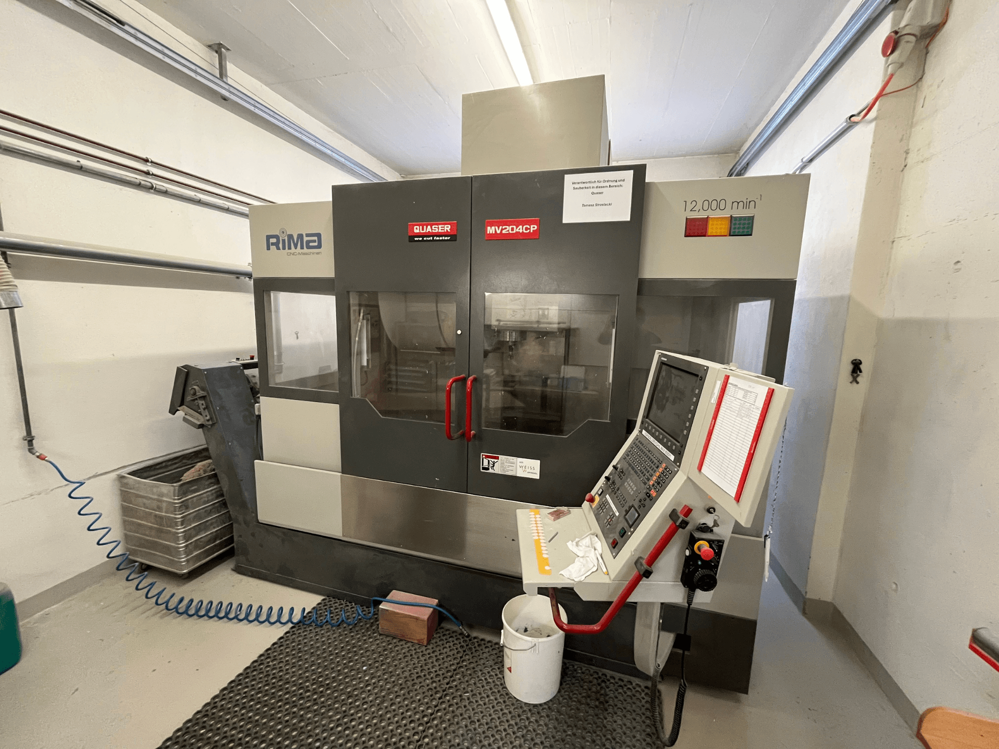 Centro de mecanizado vertical Quaser MV-204 CP desde una vista frontal, mostrando el panel de control y los detalles operativos.