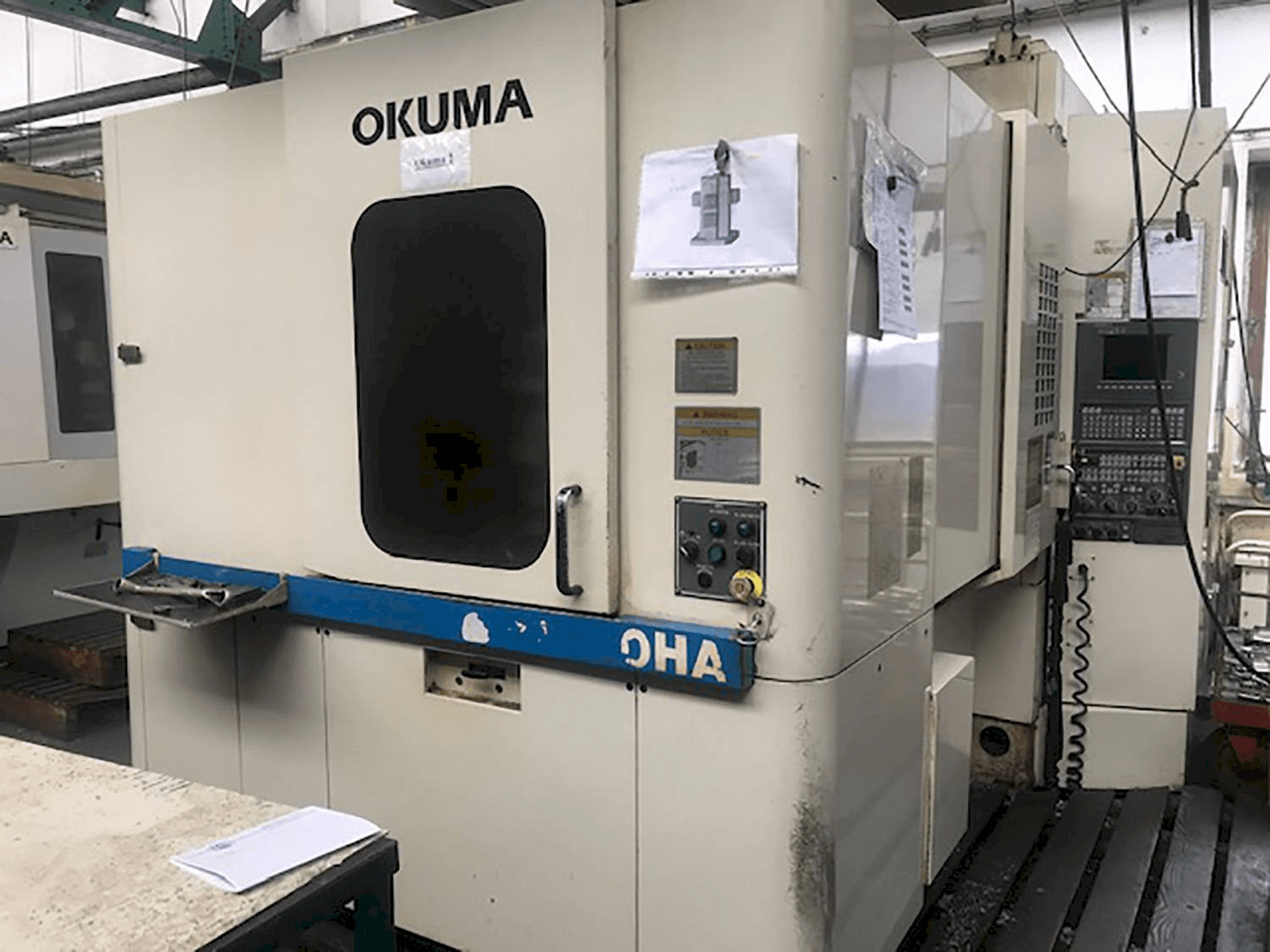 Vista frontal de la máquina Okuma MX-40HA
