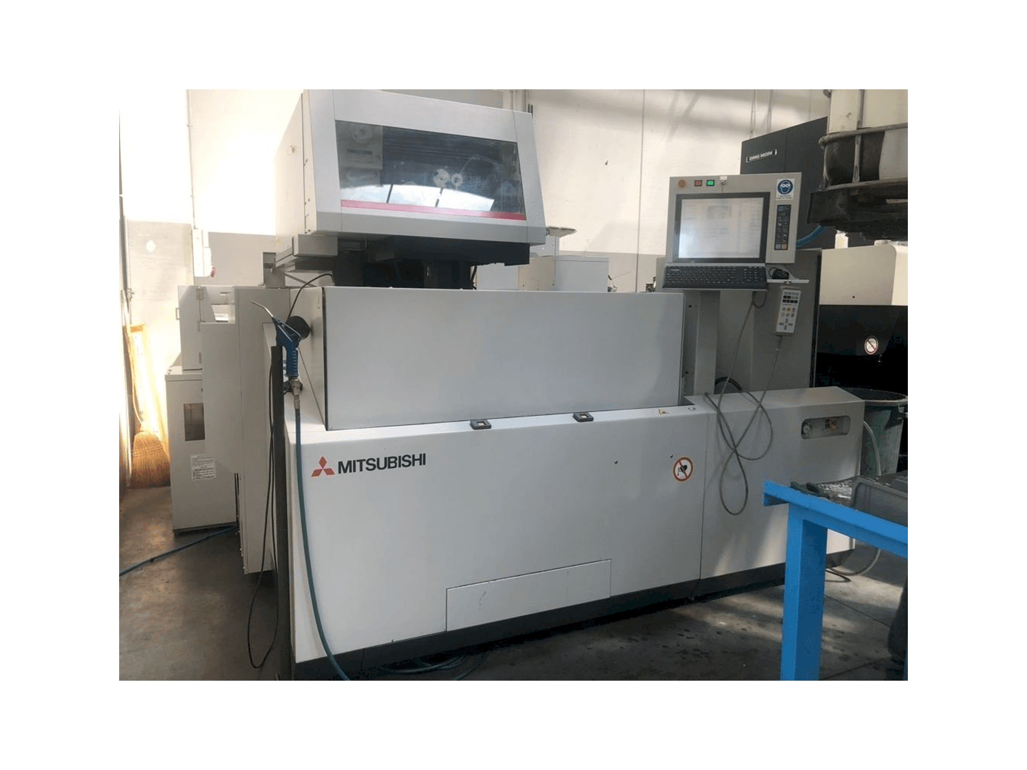 Vista frontal de la máquina Mitsubishi MV2400S