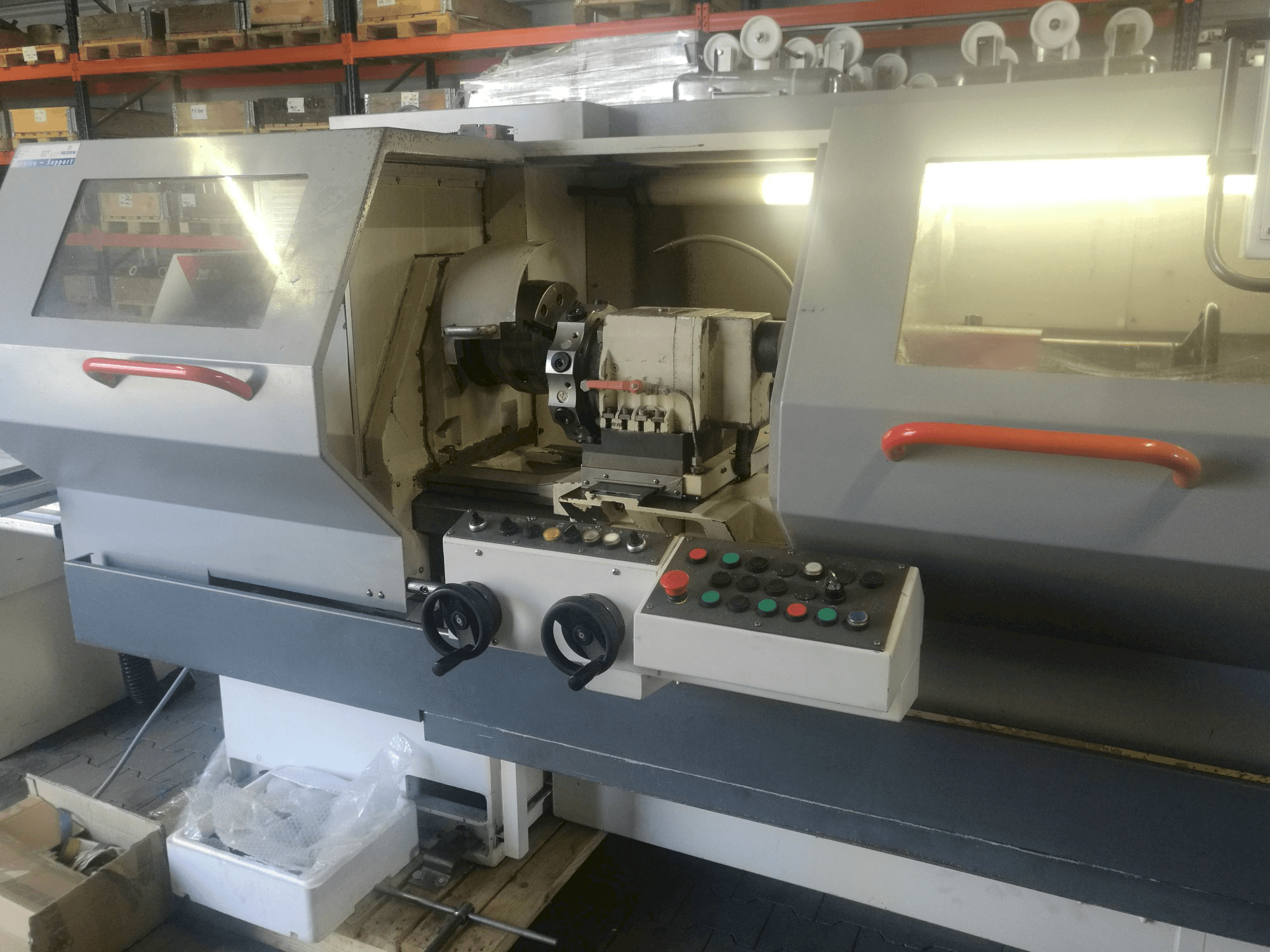 Vista frontal de la máquina KOVOSVIT MAS MT 54 CNC