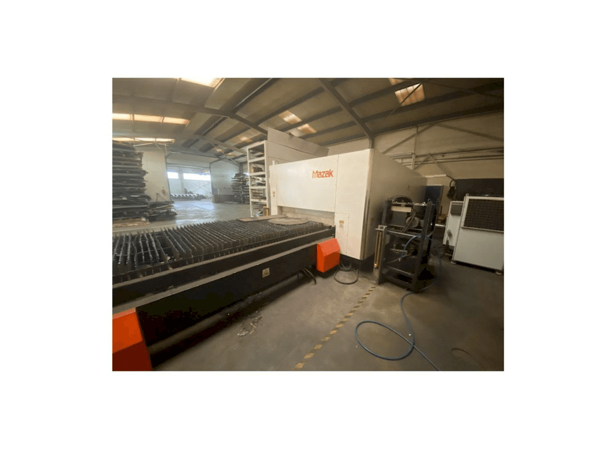 Vista frontal de la máquina Mazak Optiplex Nexus 3015