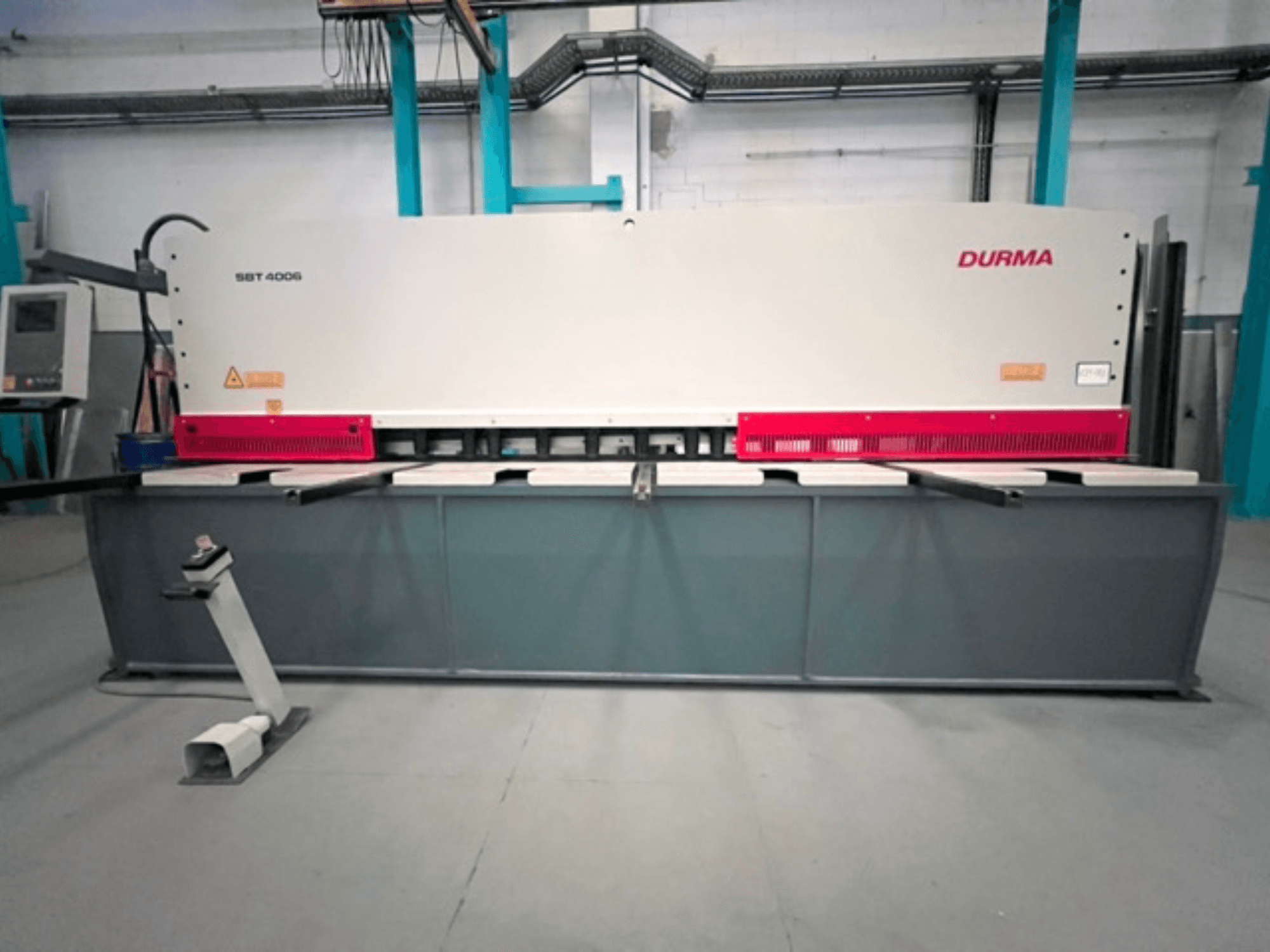 Cizalla CNC Durma SBT 4006 en vista frontal, con base gris y detalles rojos, lista para funcionar en una fábrica.