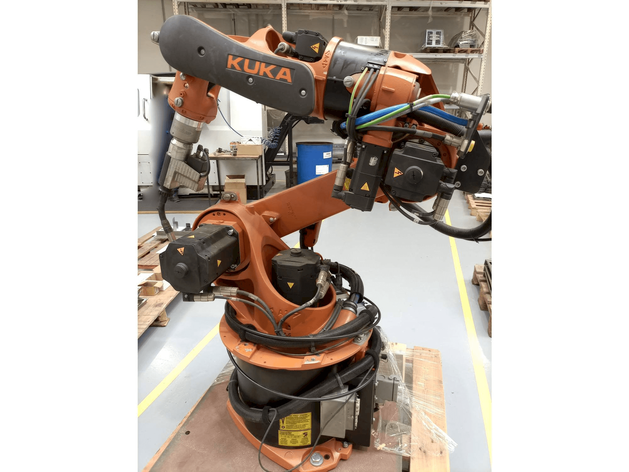 Vista frontal de la máquina KUKA KR16 ARC HW