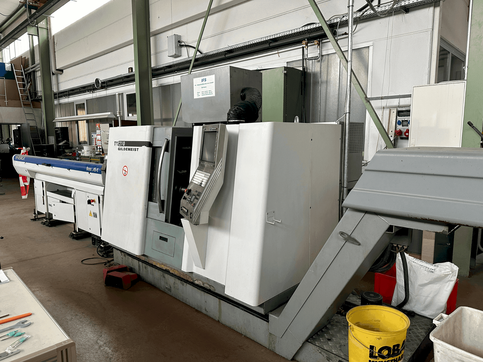Vista frontal de la máquina DMG CTX 210 (2006)