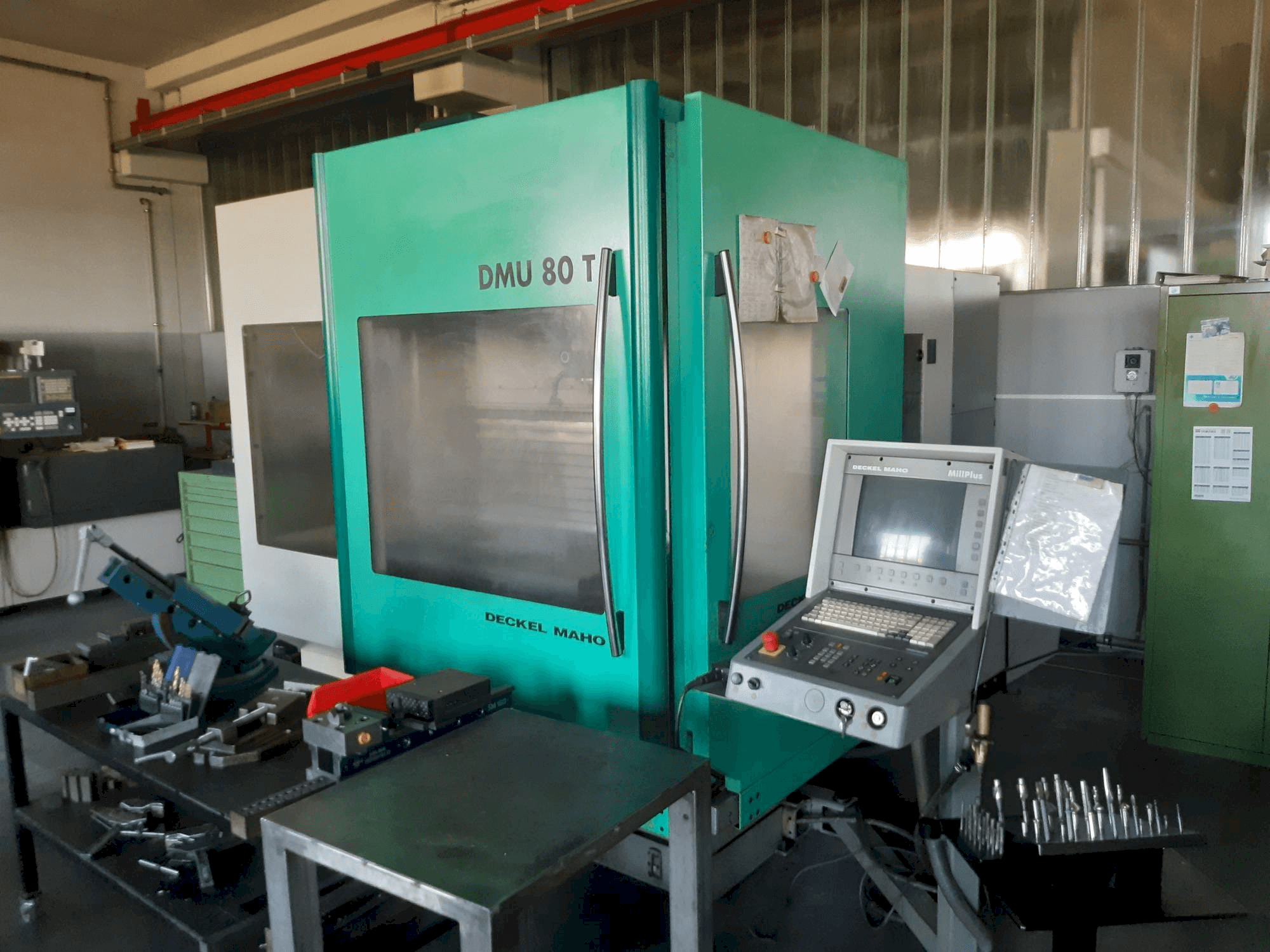 Vista frontal de la máquina DECKEL MAHO DMU 80T