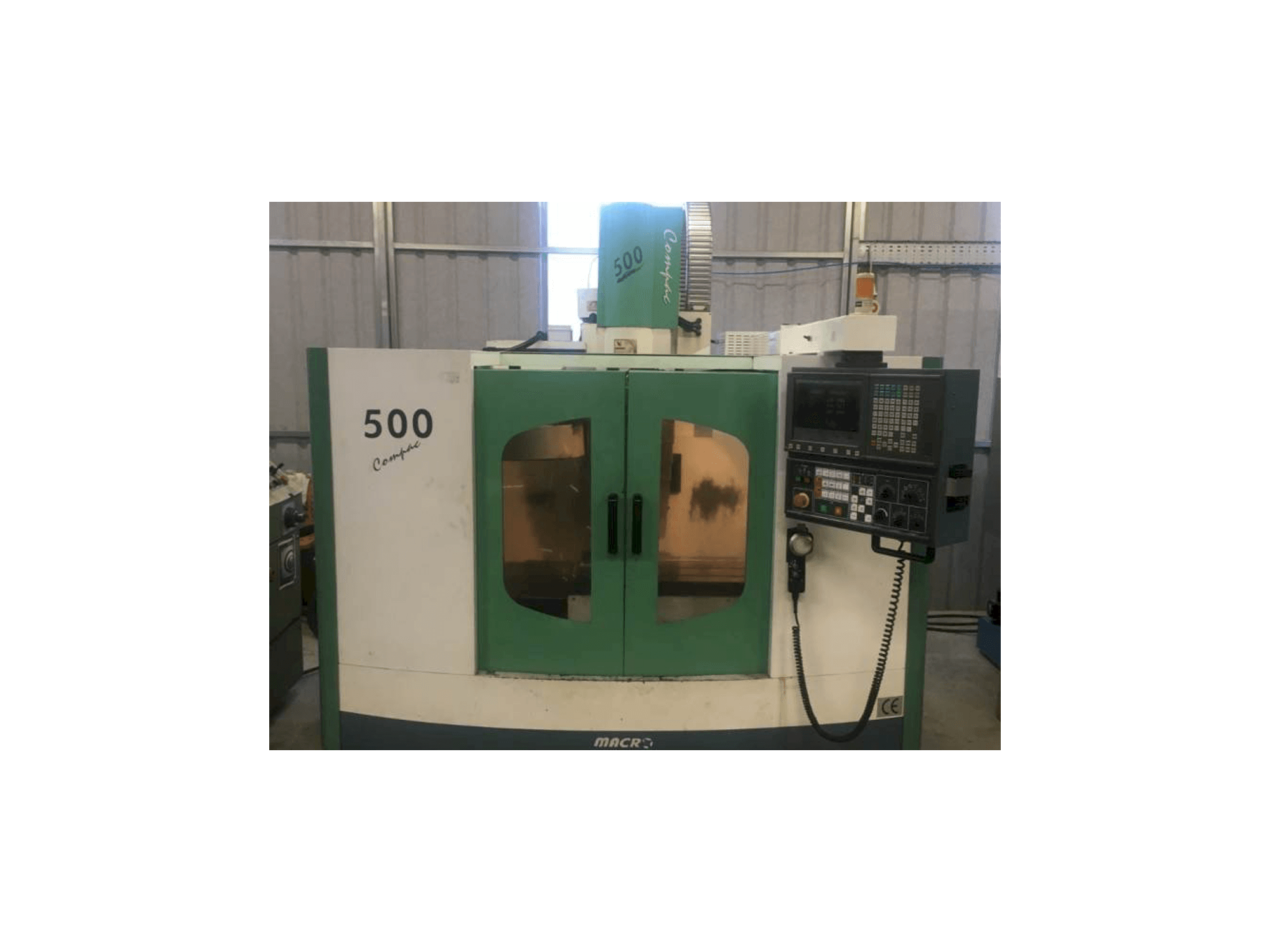 Vista frontal de la máquina Macro Micro Tech Compac 500