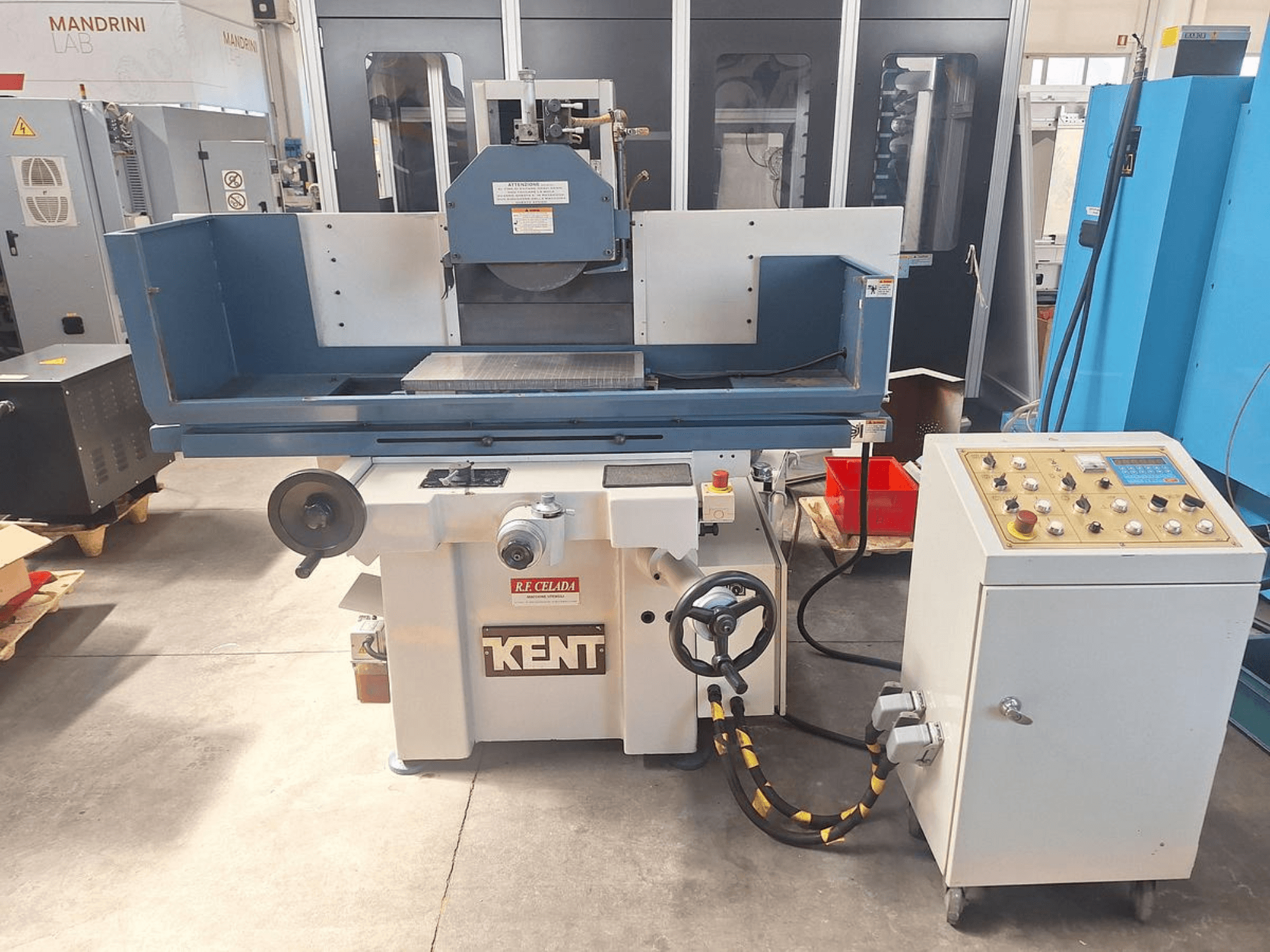 Máquina rectificadora plana Kent KGS-63 SD vista de frente, en la que se aprecian el panel de control y la mesa de trabajo con la muela montada.