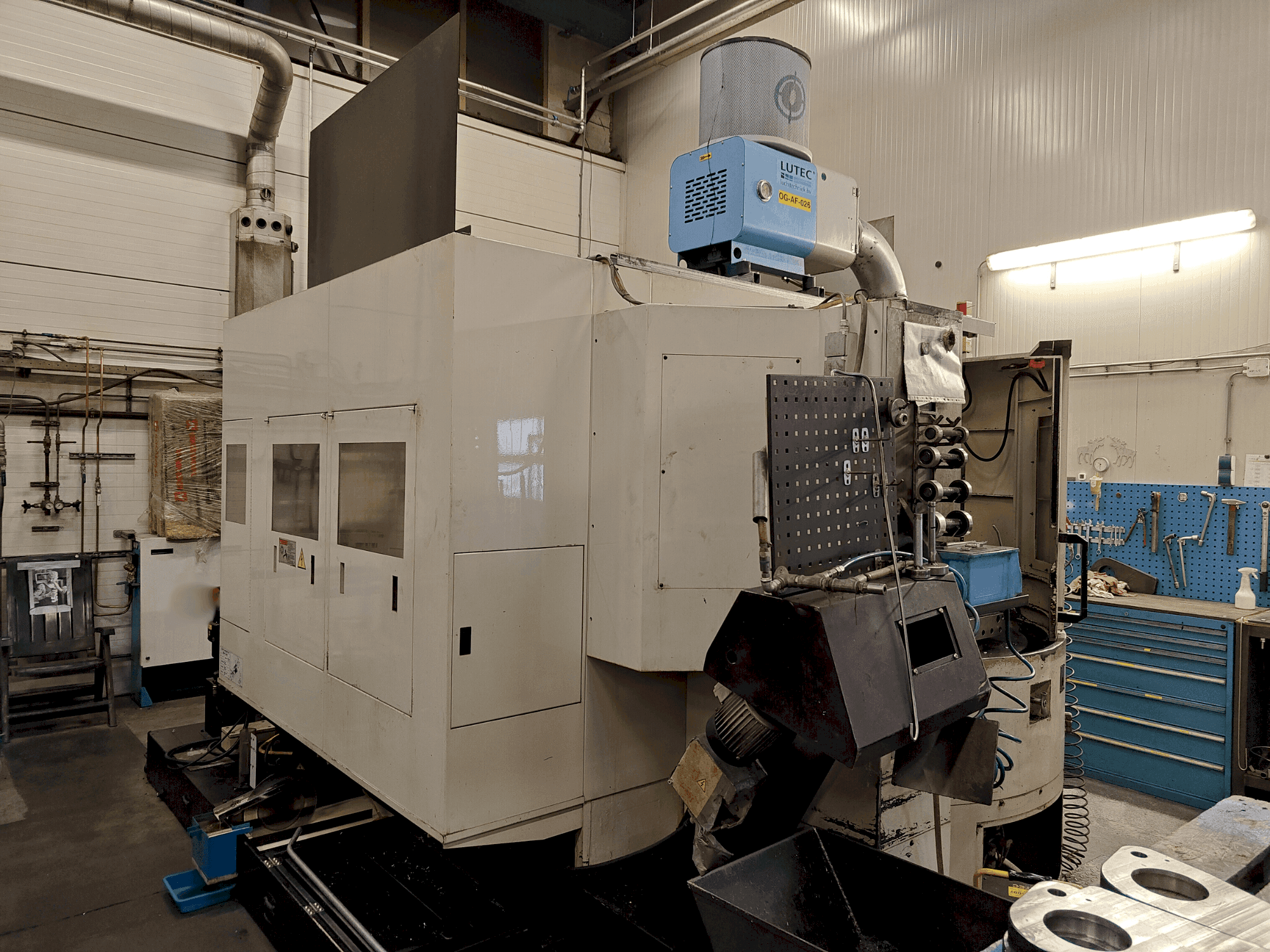 Vista frontal de la máquina Hurco HTX 500