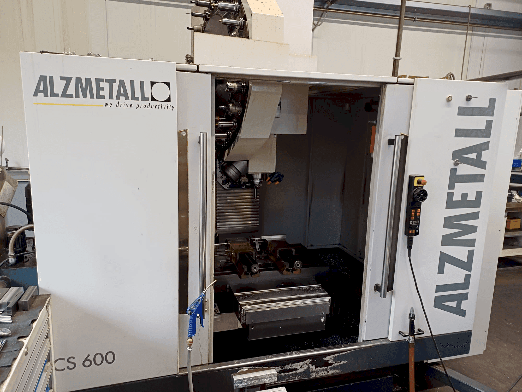 Vista frontal de la máquina Alzmetall CS 600/3