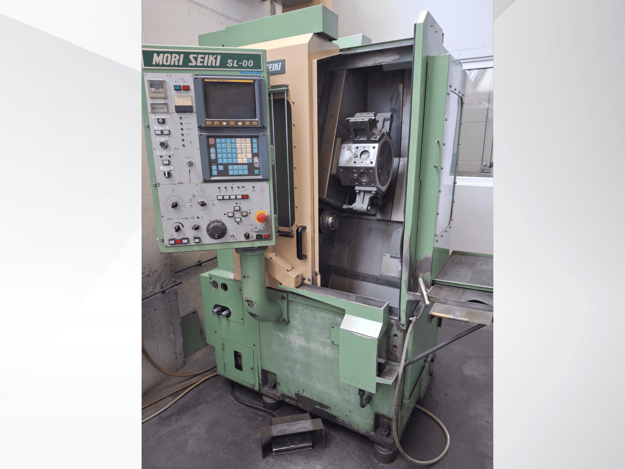 Máquina de torneado horizontal DMG Mori Seiki SL-00, mostrando el panel de control y la vista frontal abierta de la zona de trabajo con una pieza visible.