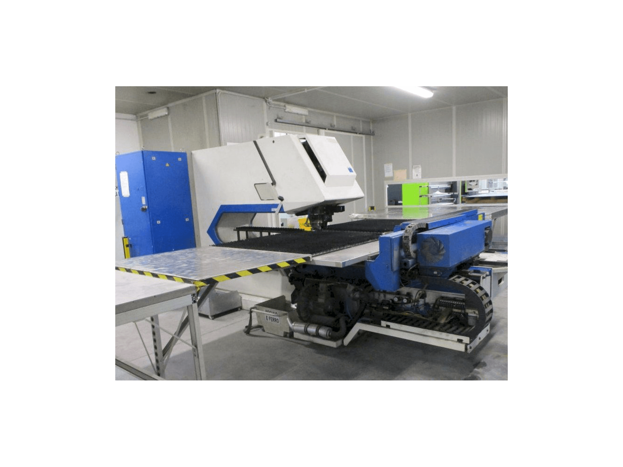 Vista frontal de la máquina Trumpf Trumatic 2000R