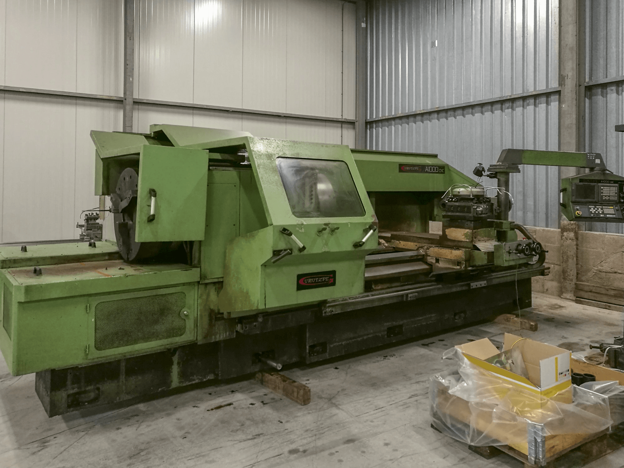 Vista frontal de la máquina Gurutzpe A-1000 CNC