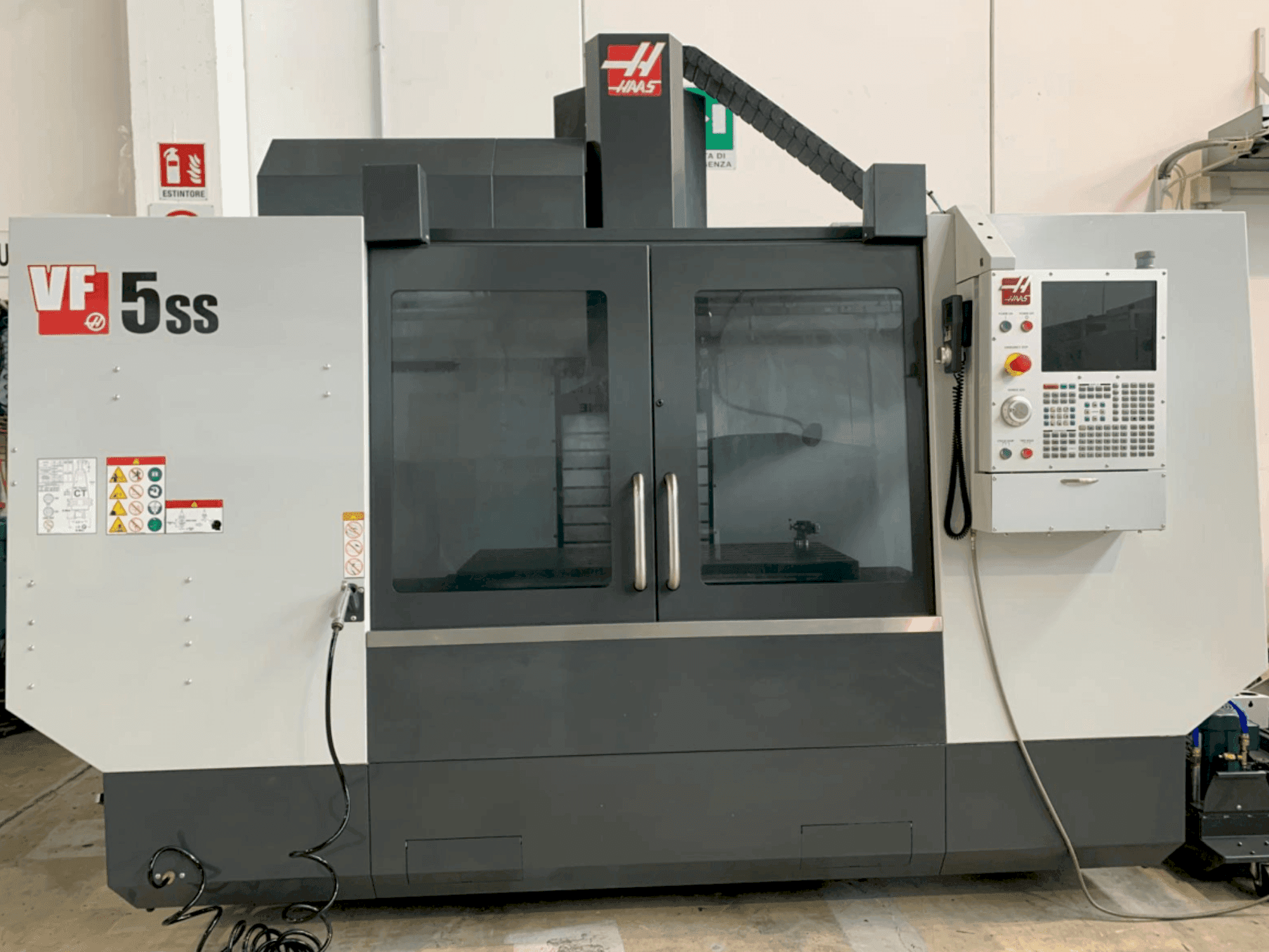 Vista frontal de la máquina HAAS VF5SS