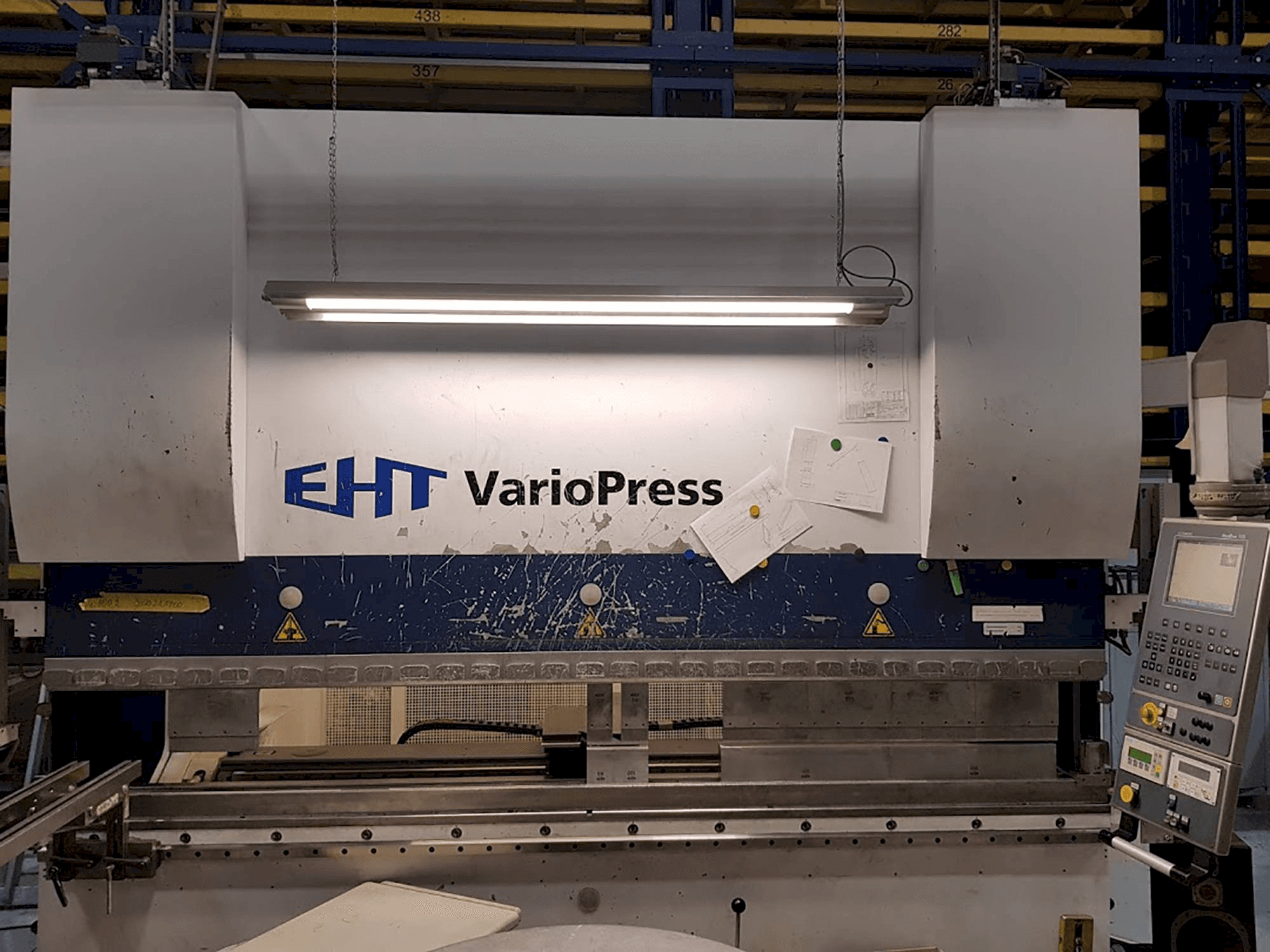 Vista frontal de la máquina EHT VarioPress 170-30