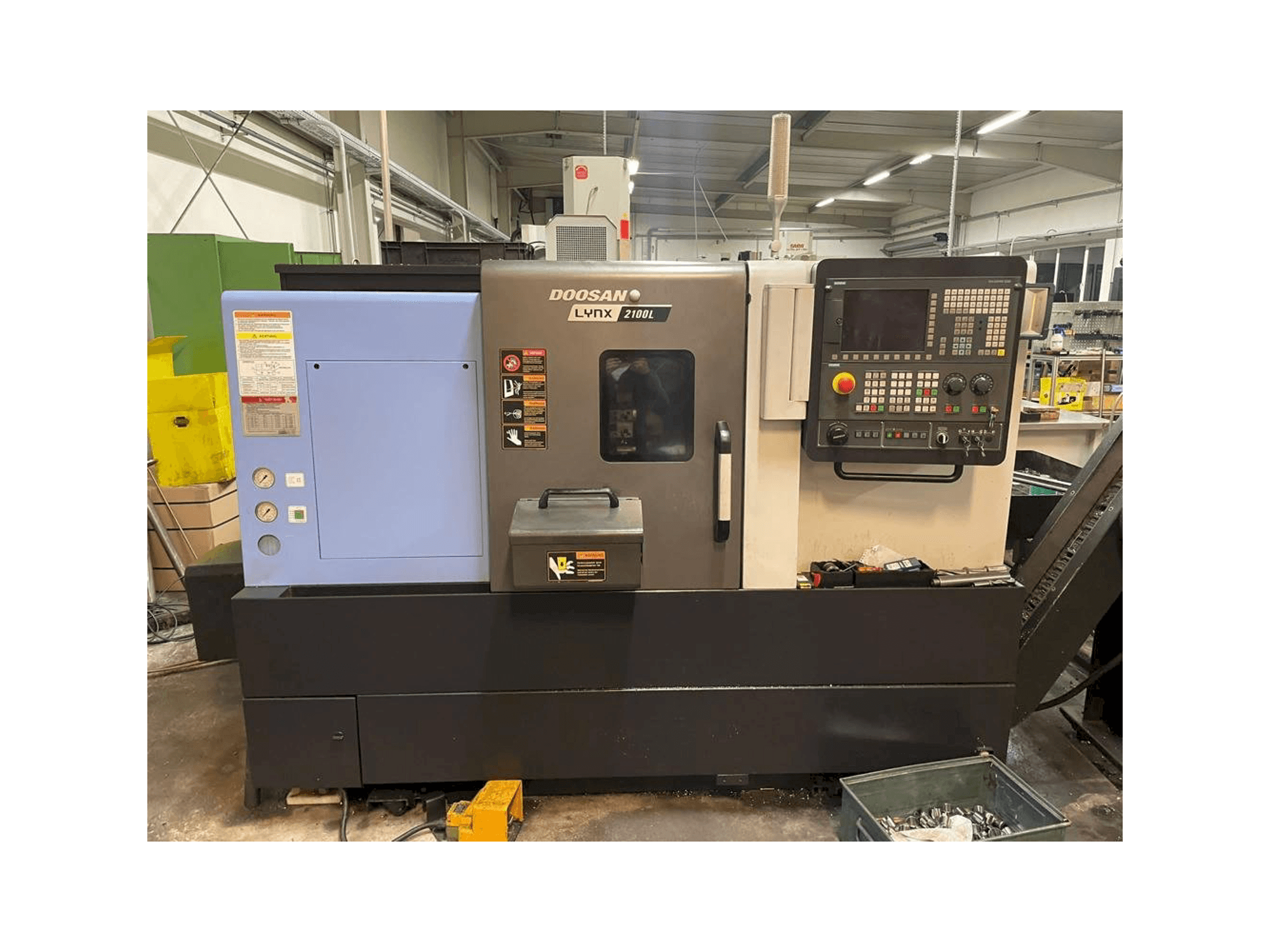 Vista frontal de la máquina Doosan Lynx 2100LB