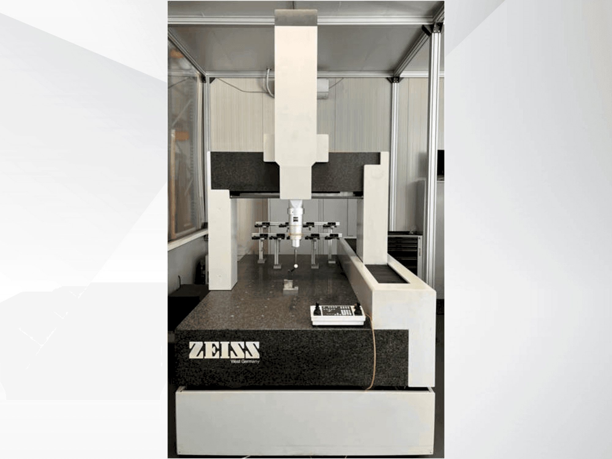 Vista frontal de la máquina ZEISS UMC 850