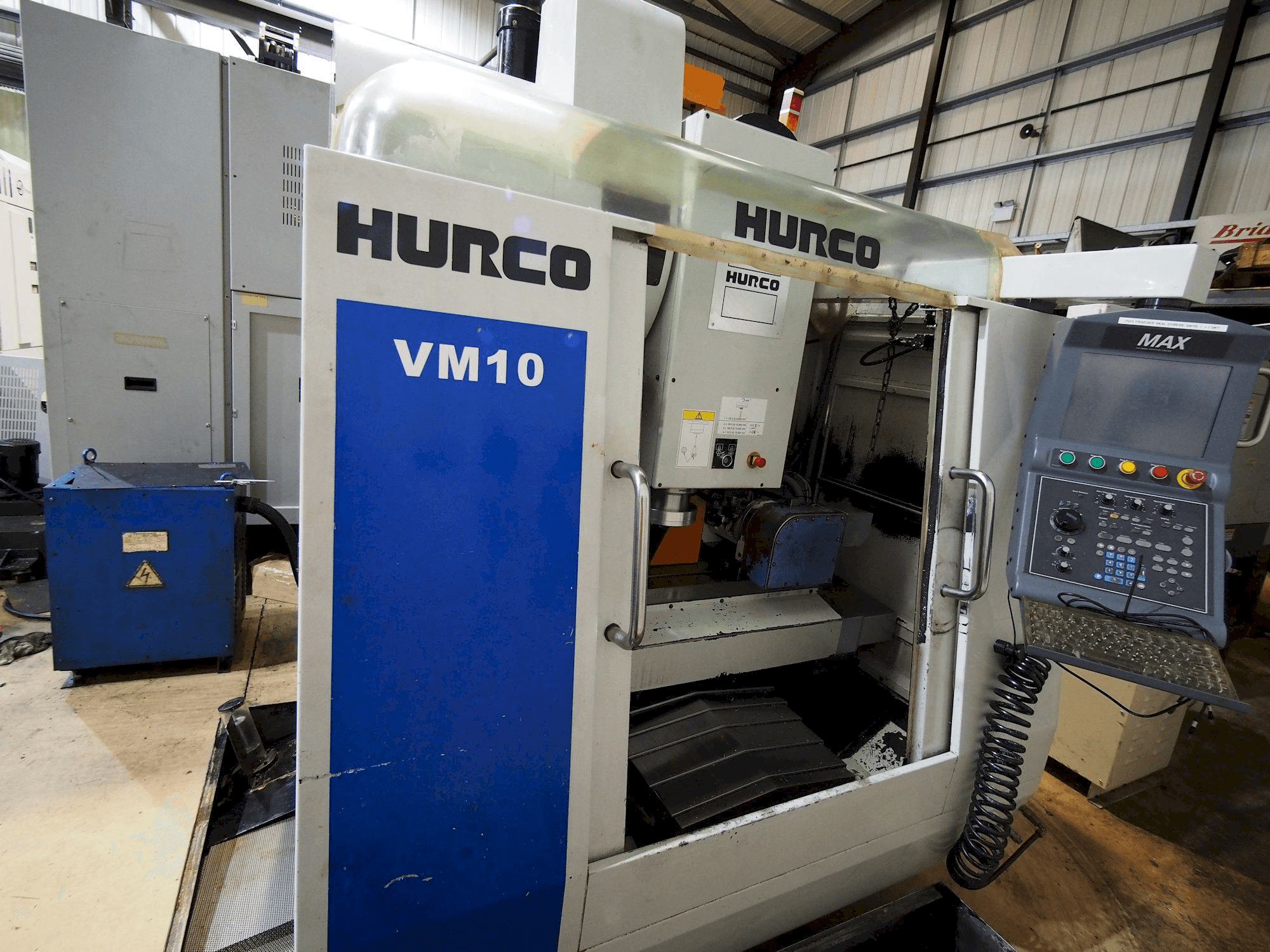 Vista frontal de la máquina Hurco VM10
