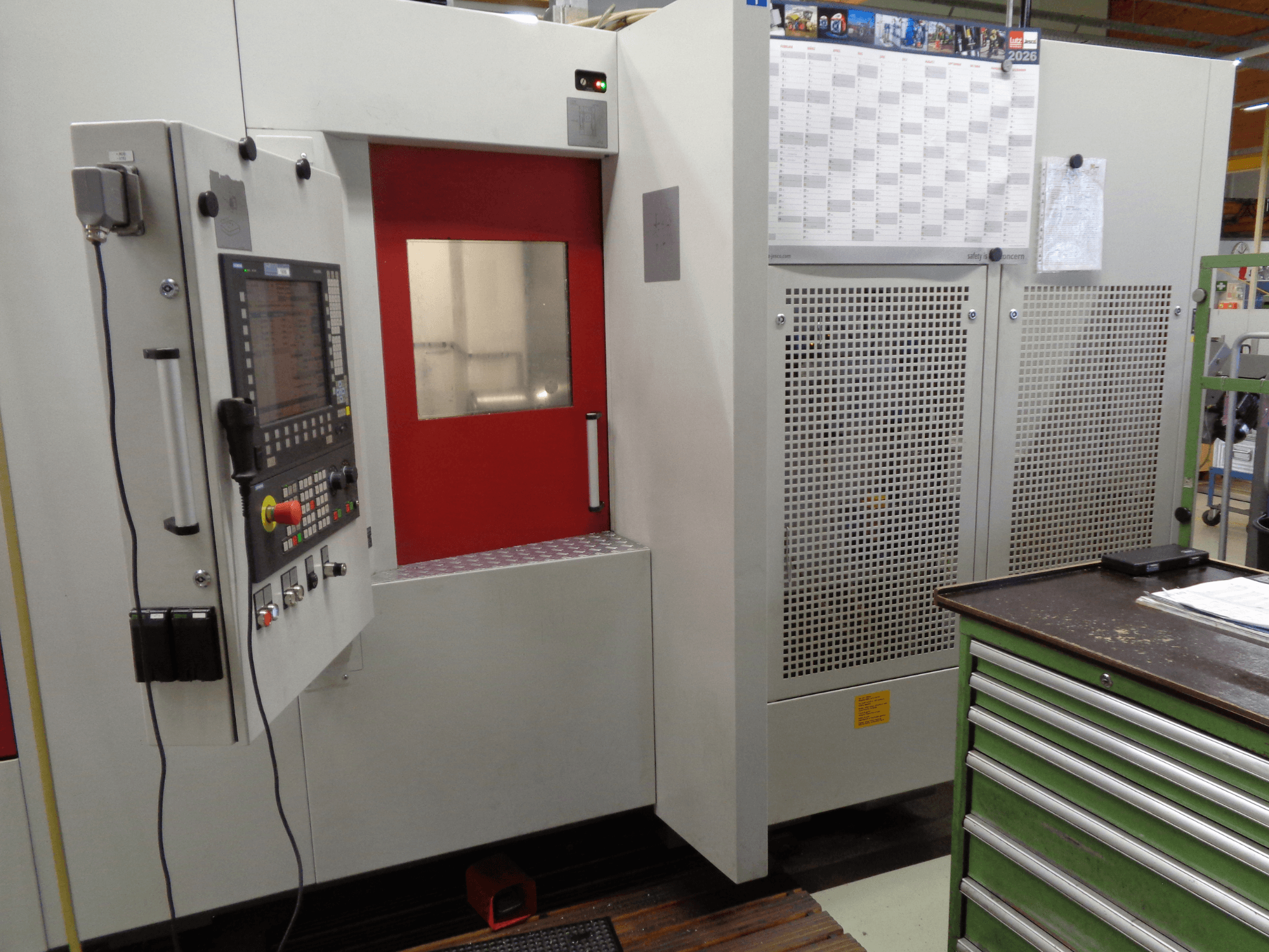 Centro de mecanizado horizontal Starrag Heckert HEC 400 D, vista lateral, con panel de control y puerta de acceso con embellecedor rojo.