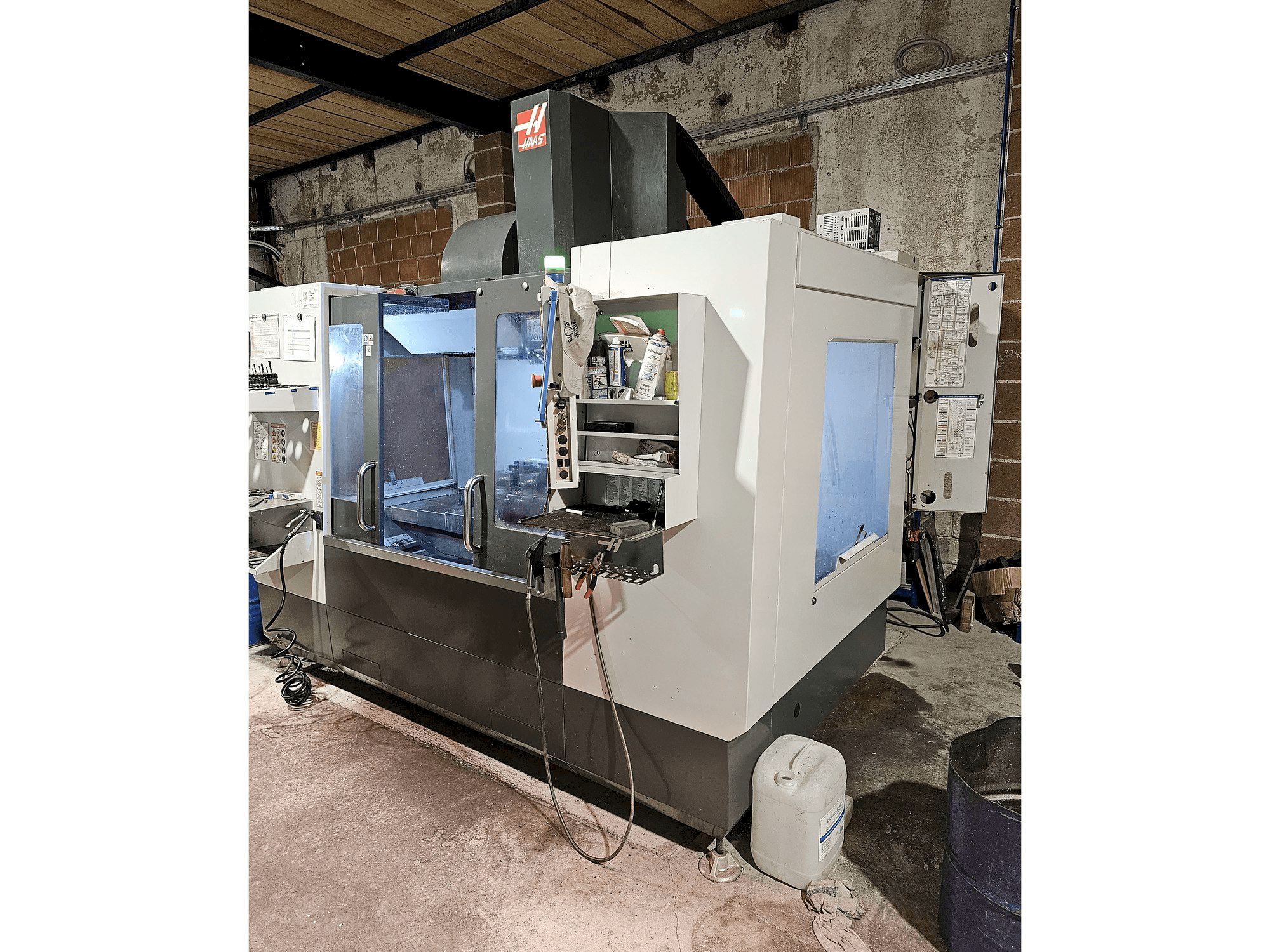 Vista frontal de la máquina HAAS VM3