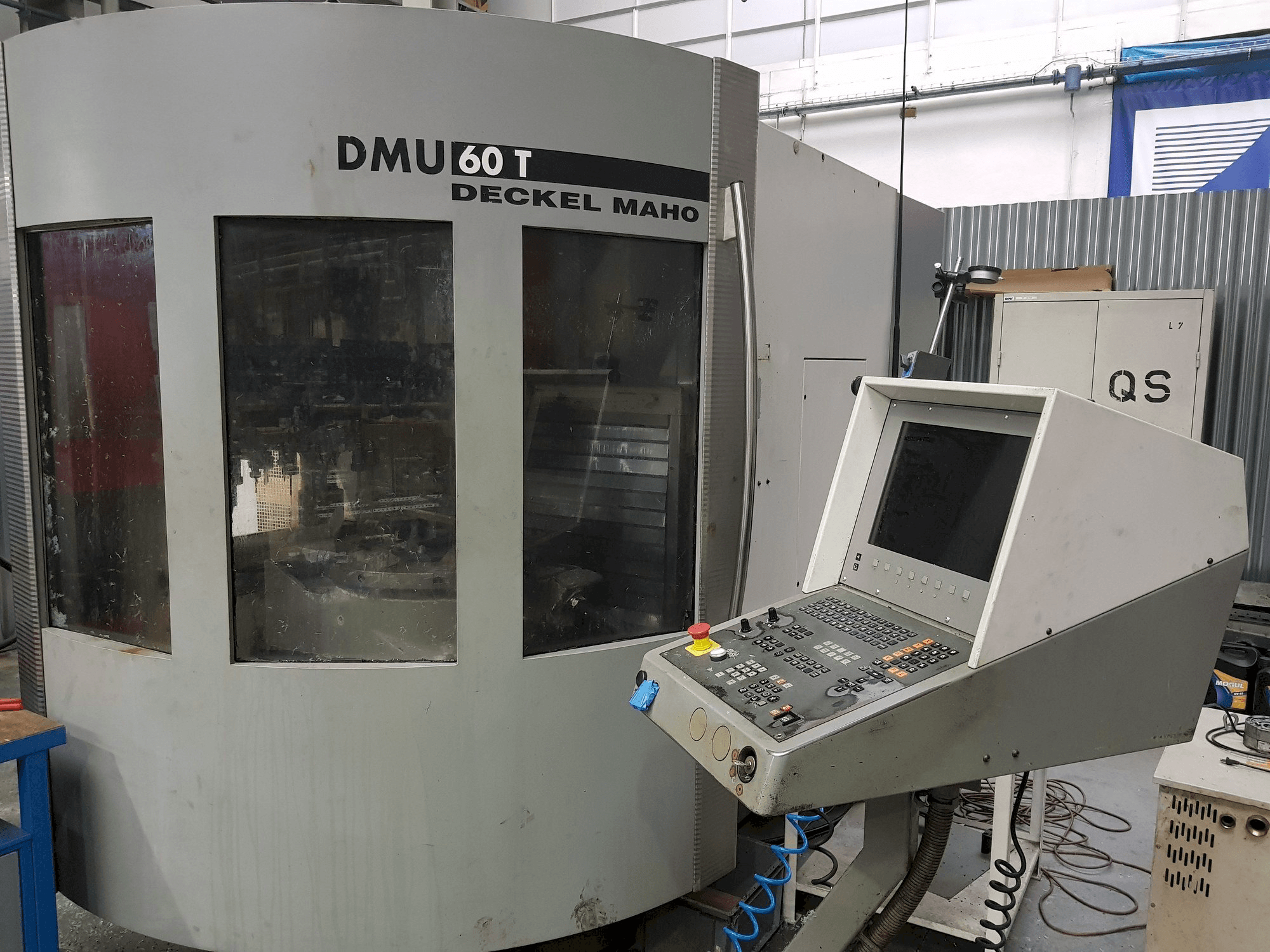 Vista frontal de la máquina DECKEL MAHO DMU 60T