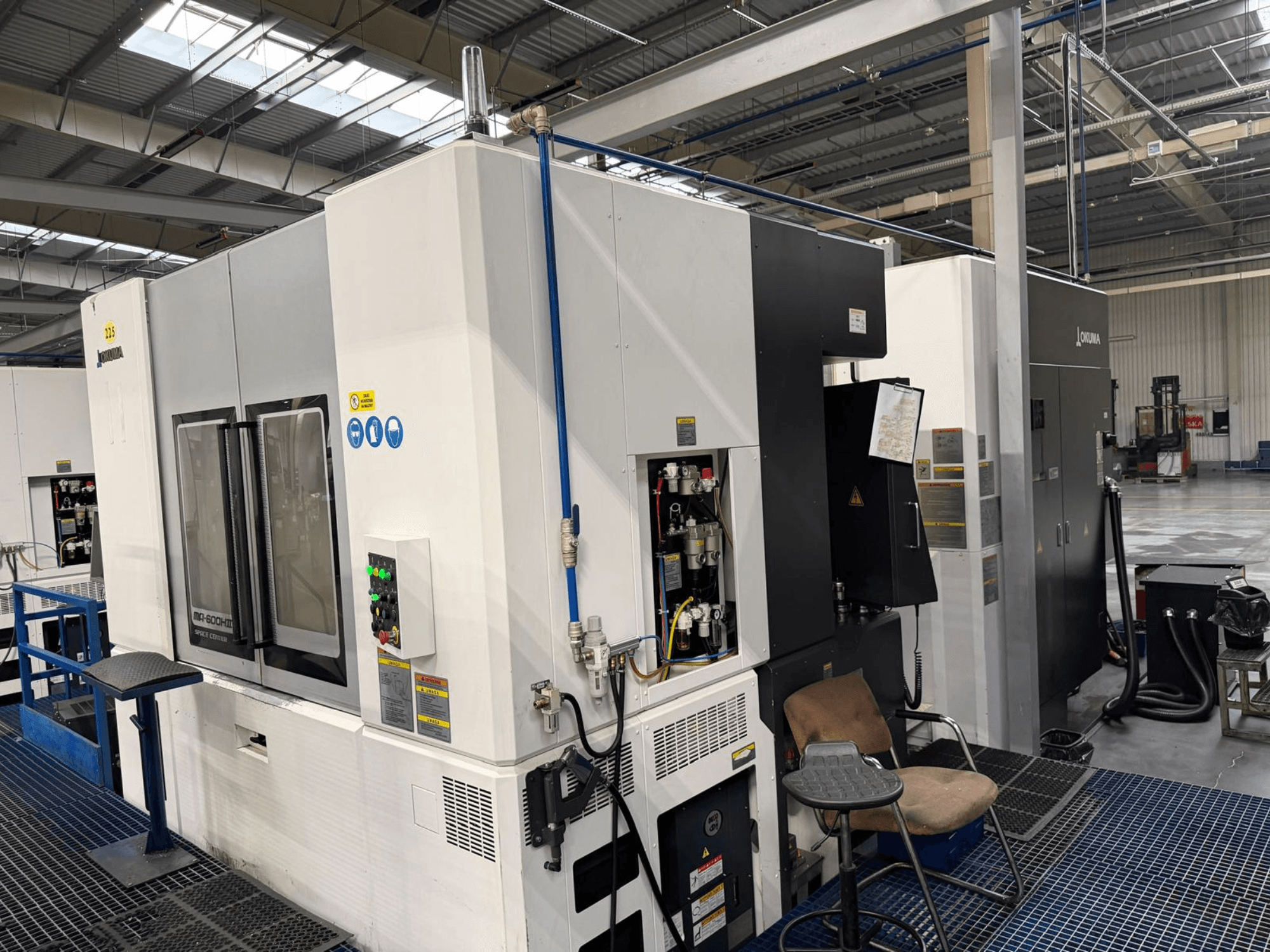 Centro de mecanizado horizontal Okuma MA 600H II, vista frontal, con panel de control e indicadores de funcionamiento.