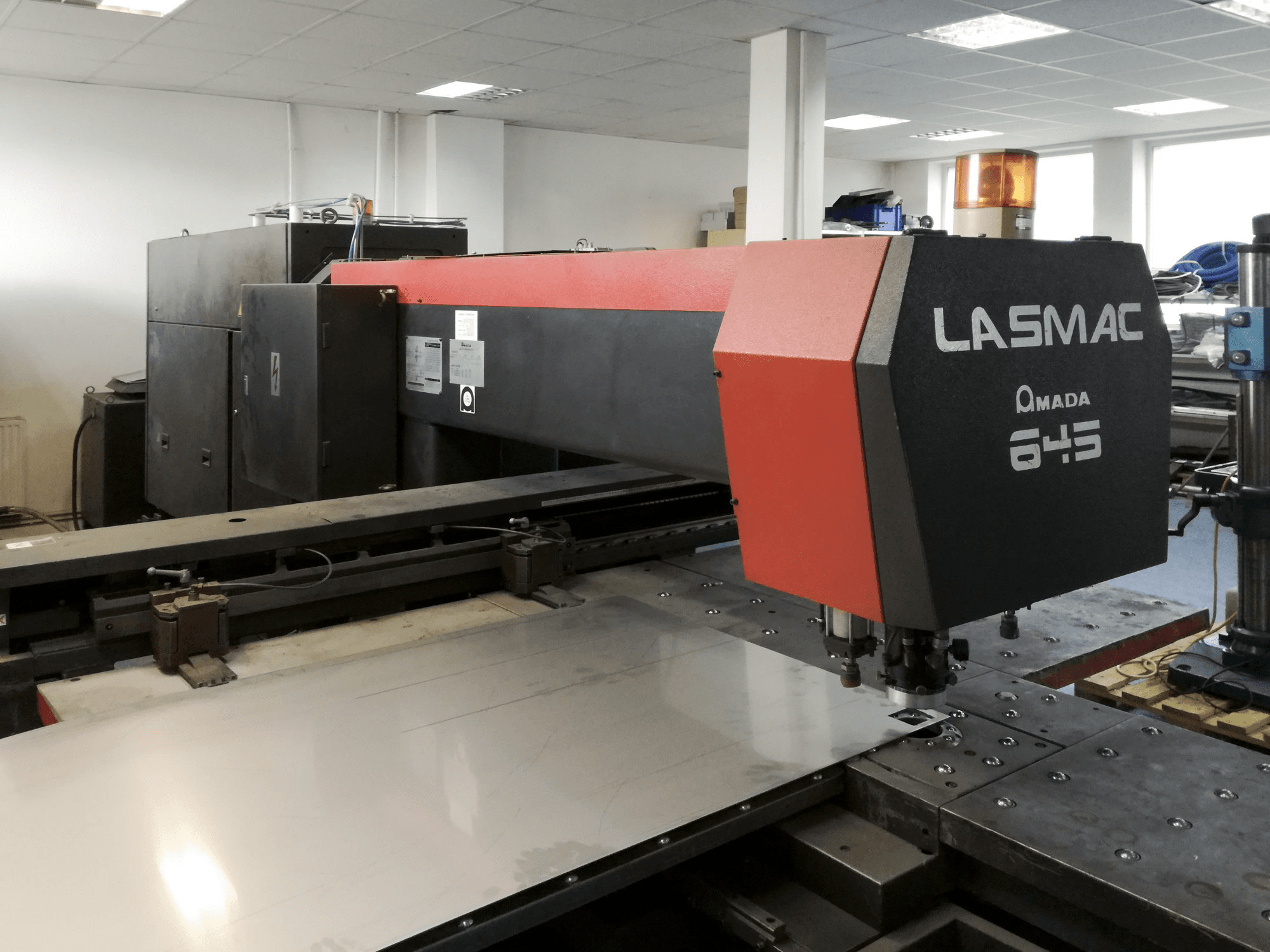 Vista izquierda de la máquina AMADA LCE 645