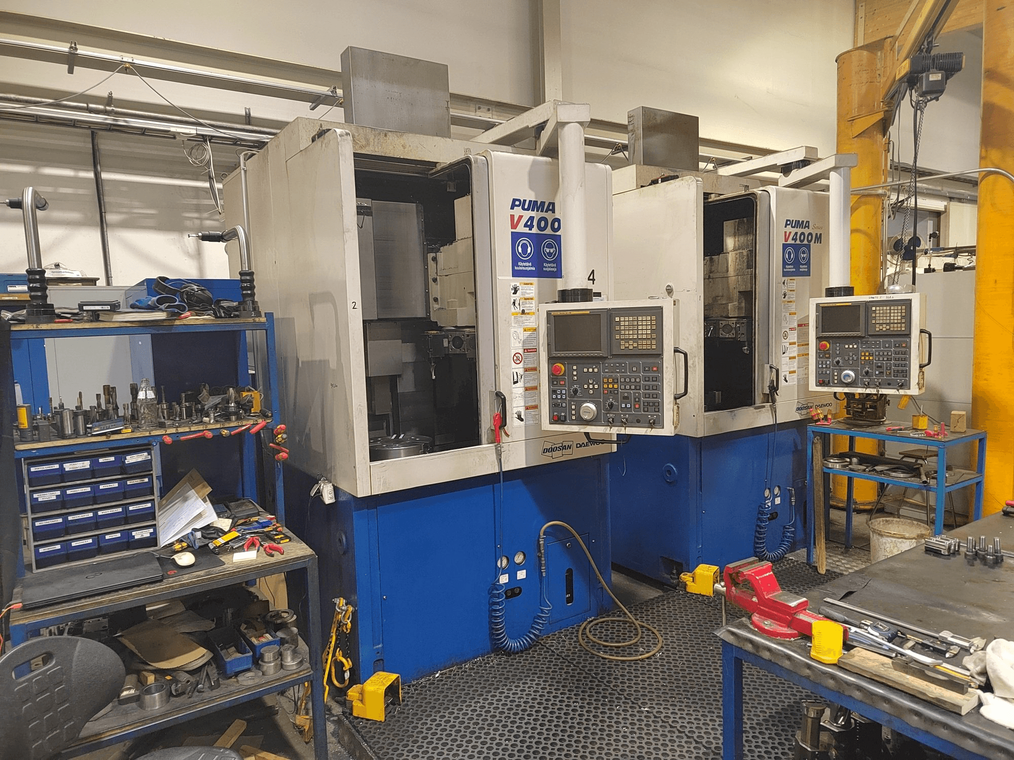 Vista frontal de la máquina Doosan Puma V400M