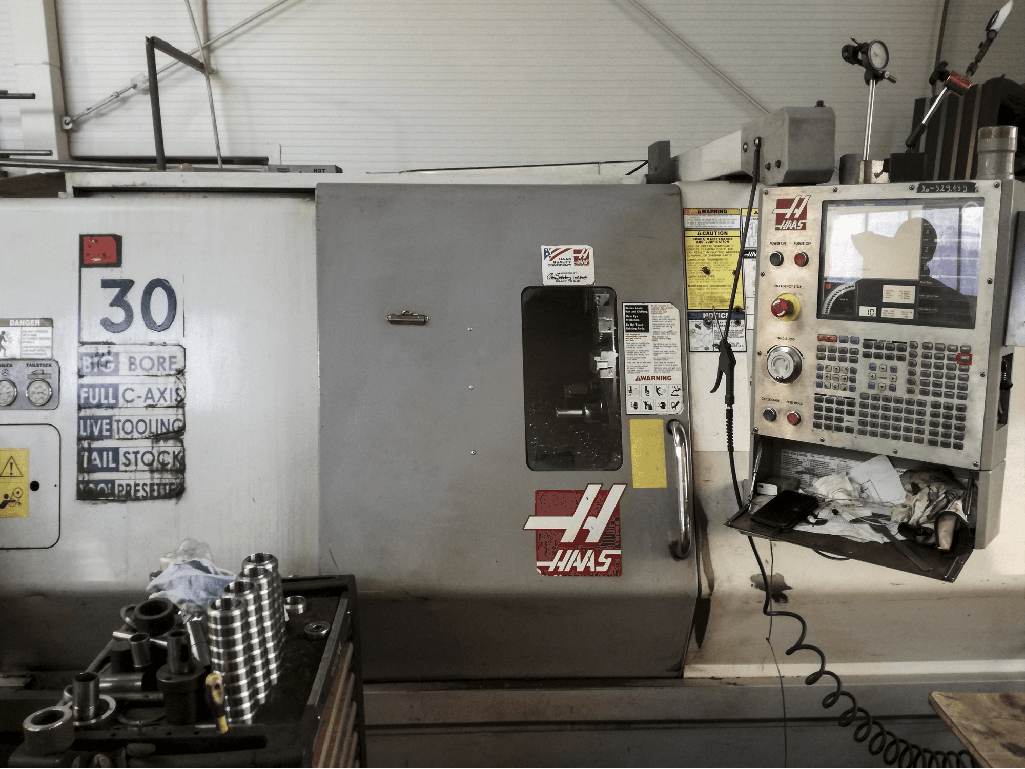 Vista frontal de la máquina HAAS SL-30TBHE