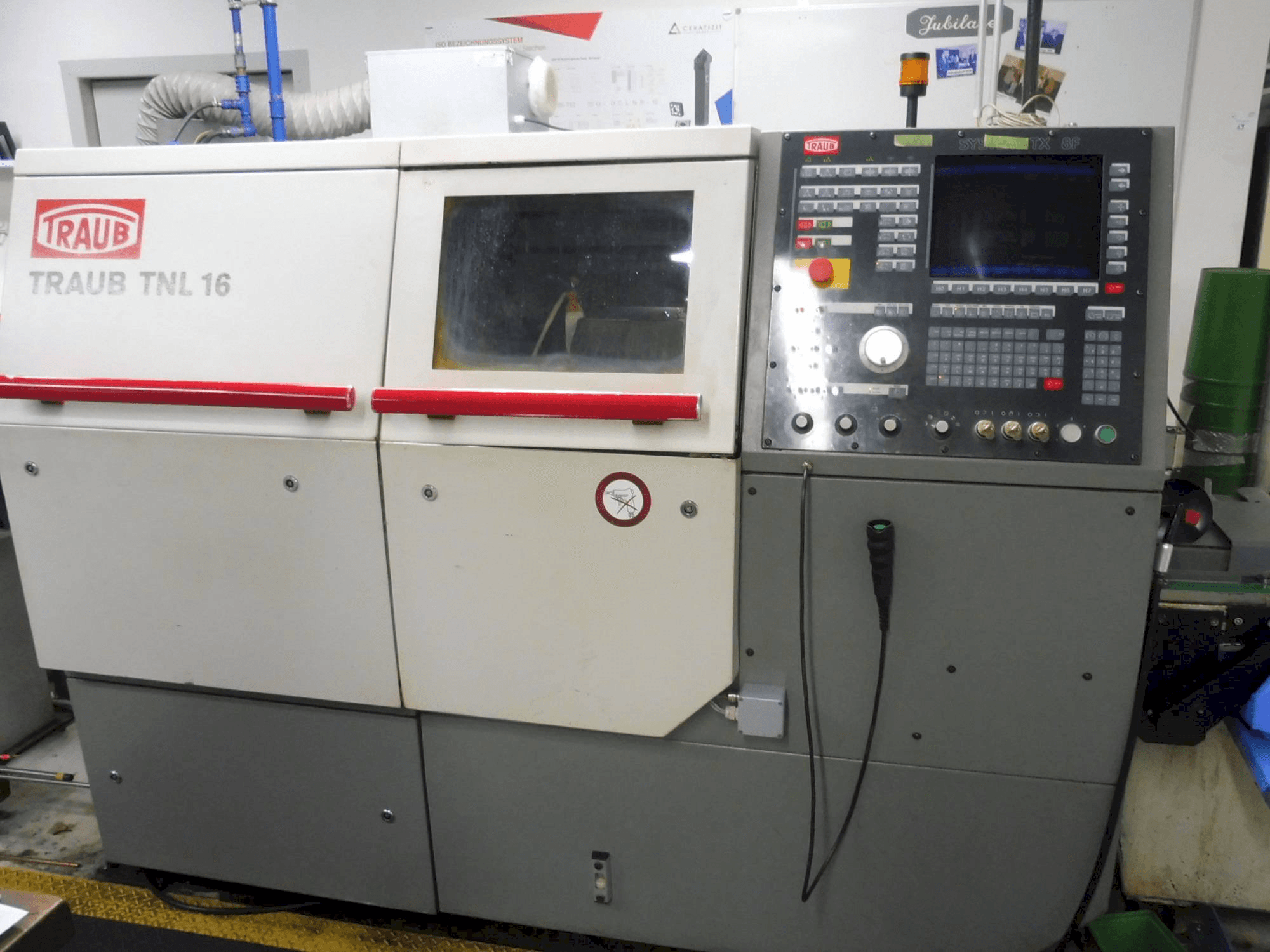 Vista frontal de la máquina TRAUB TNL 16