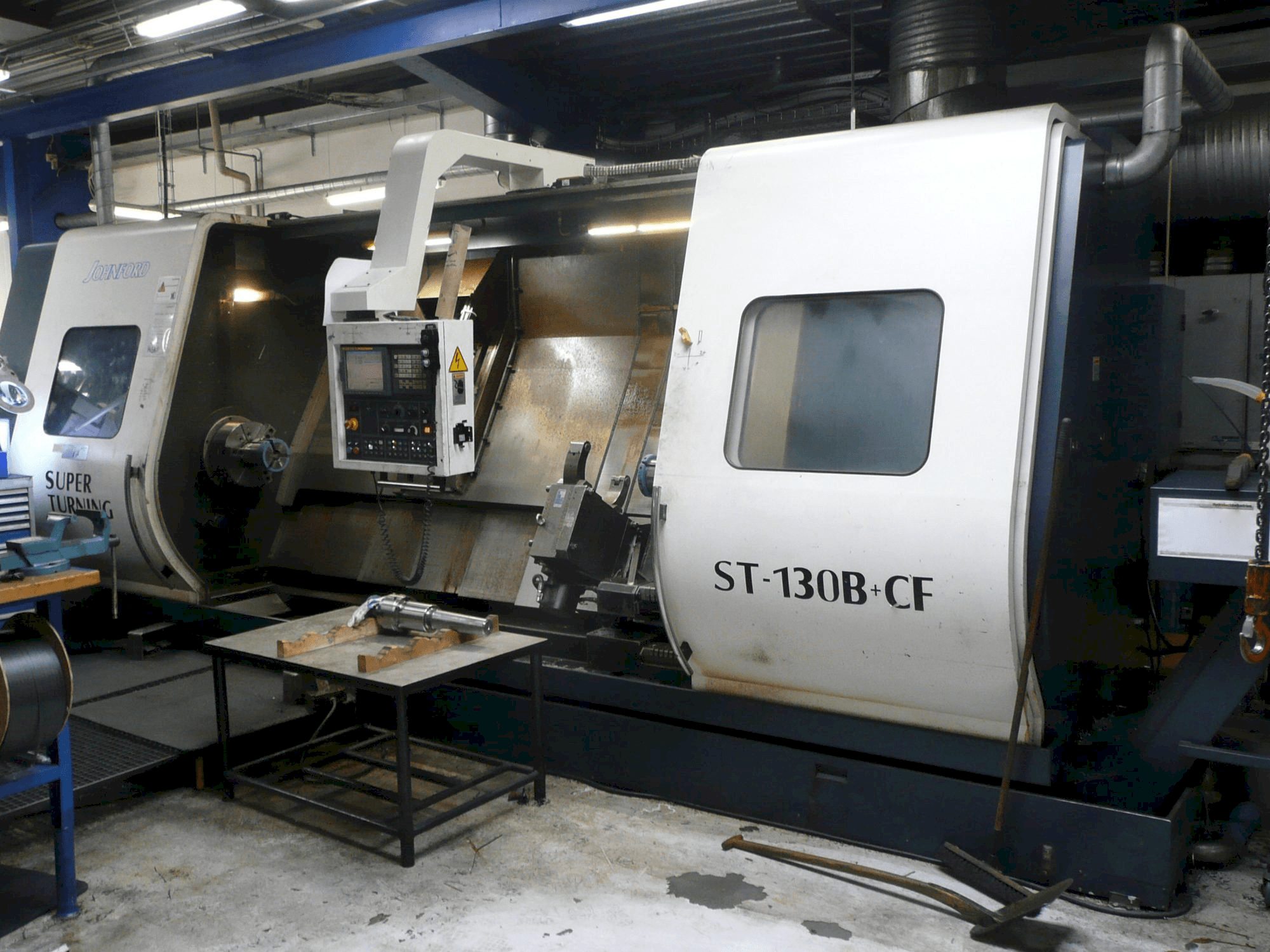 Vista frontal de la máquina Johnford ST-130 B+CF