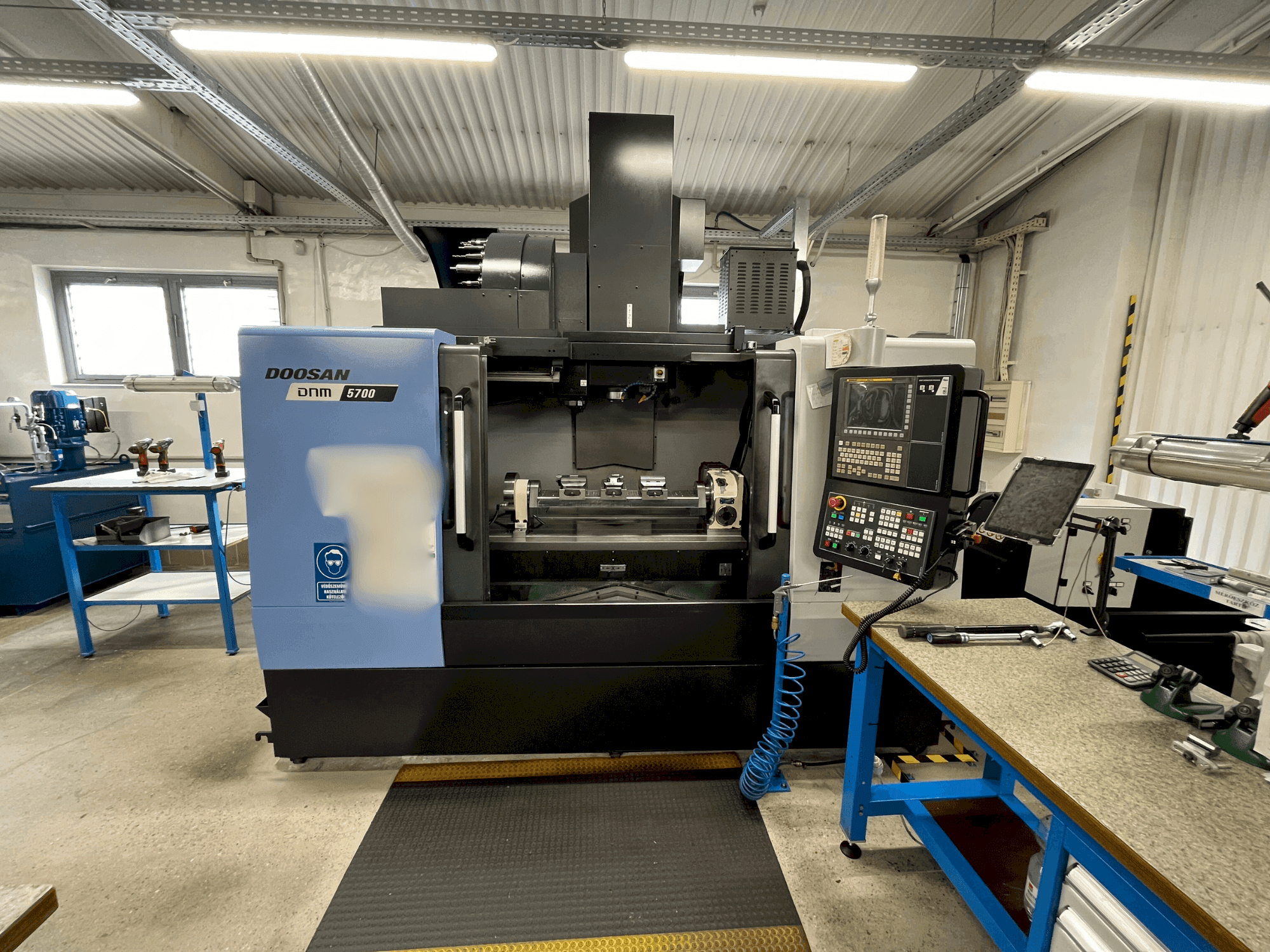 Vista frontal de la máquina DOOSAN DNM 5700