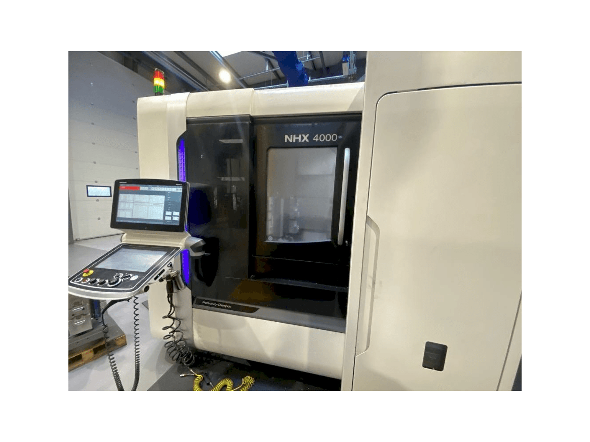 Vista frontal de la máquina DMG MORI NHX 4000