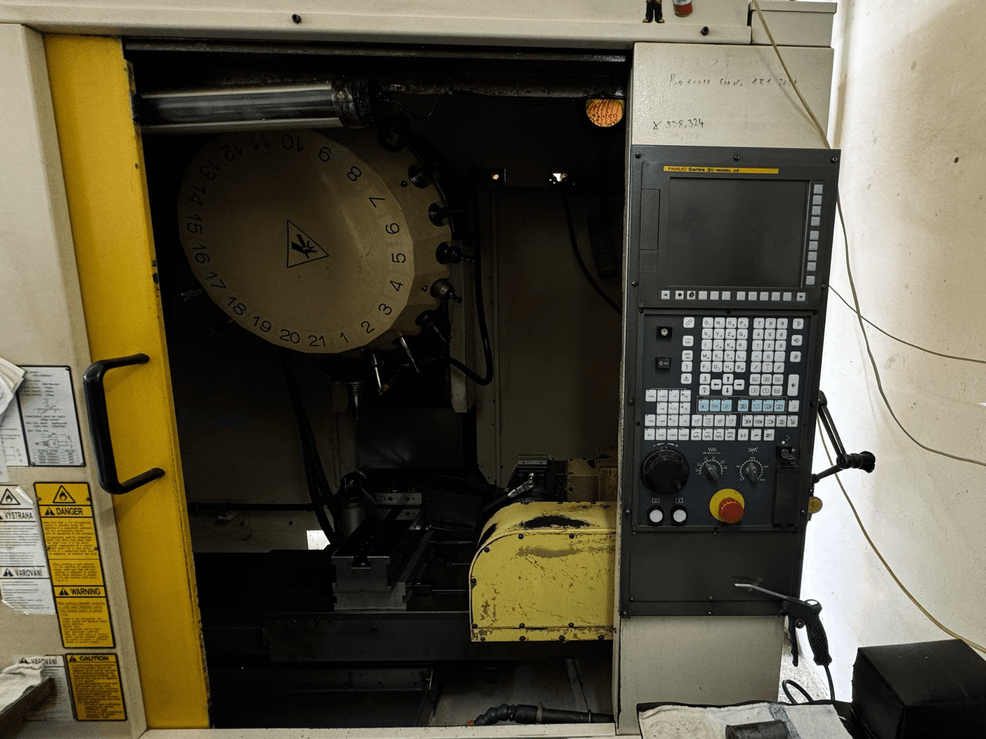 Centro de mecanizado vertical FANUC Robodrill alpha-T21iFL, vista frontal mostrando el panel de control y el almacén de herramientas.